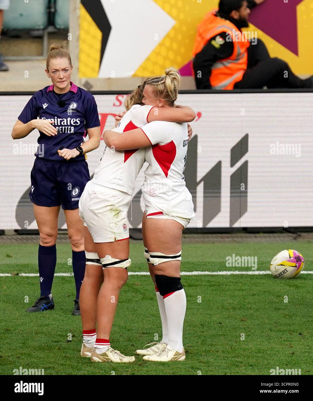 Die Englands Zoe Aldcroft (links) und Rosie Galligan nehmen an der letzten Pfeife nach dem Finale der Frauen-Rugby-Weltmeisterschaft im Allianz Stadium in London teil. Bilddatum: Samstag, 27. September 2025. Stockfoto