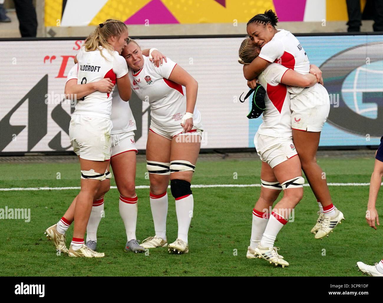 Englands Spieler feiern beim letzten Pfiff nach dem Finale der Frauen-Rugby-Weltmeisterschaft im Allianz Stadium in London. Bilddatum: Samstag, 27. September 2025. Stockfoto