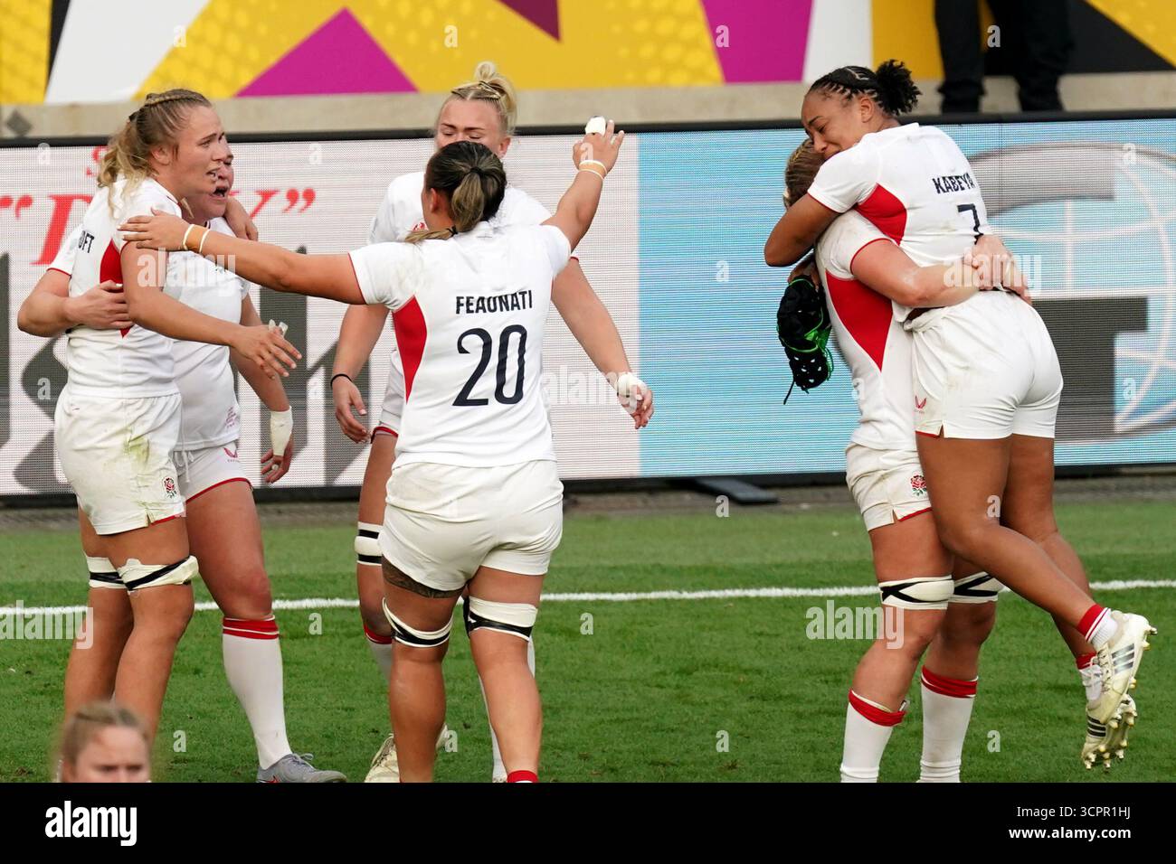 Englands Spieler feiern beim letzten Pfiff nach dem Finale der Frauen-Rugby-Weltmeisterschaft im Allianz Stadium in London. Bilddatum: Samstag, 27. September 2025. Stockfoto