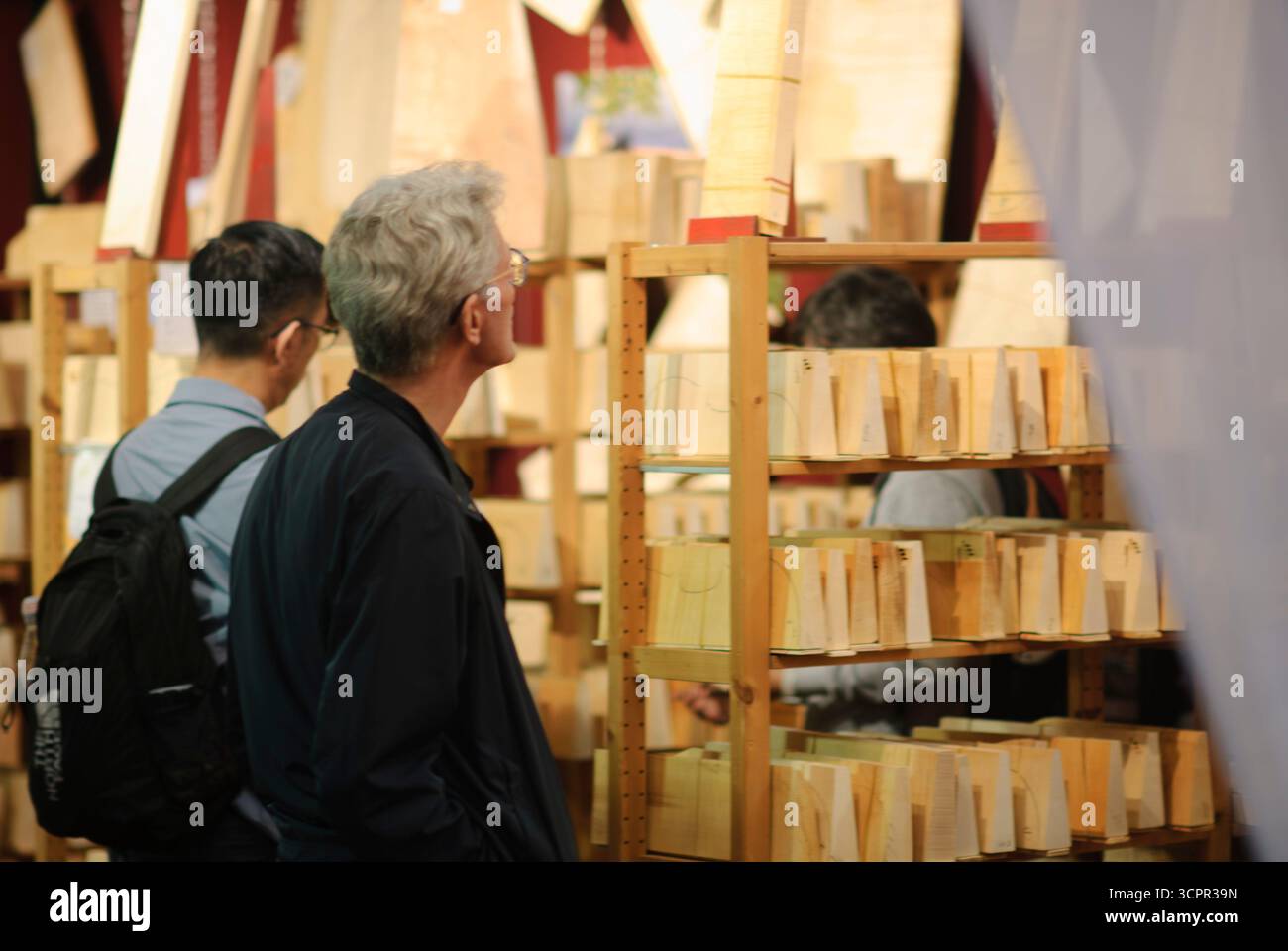 Cremona, Italien - 26. Septermber 2025 Teilnehmer beobachten handgefertigte Musikinstrumententeile auf der Cremona Musica International Exhibition A renommiert Stockfoto