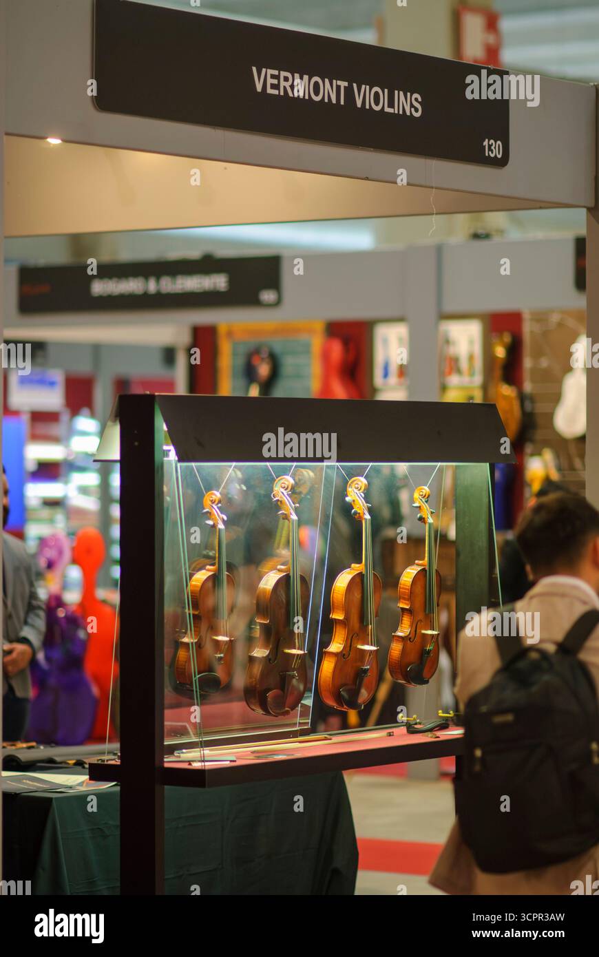 Cremona, Italien - 26. September 2025 mit exquisiten handgefertigten Violinen und Musikinstrumenten auf der internationalen Ausstellung Cremona Musica Stockfoto