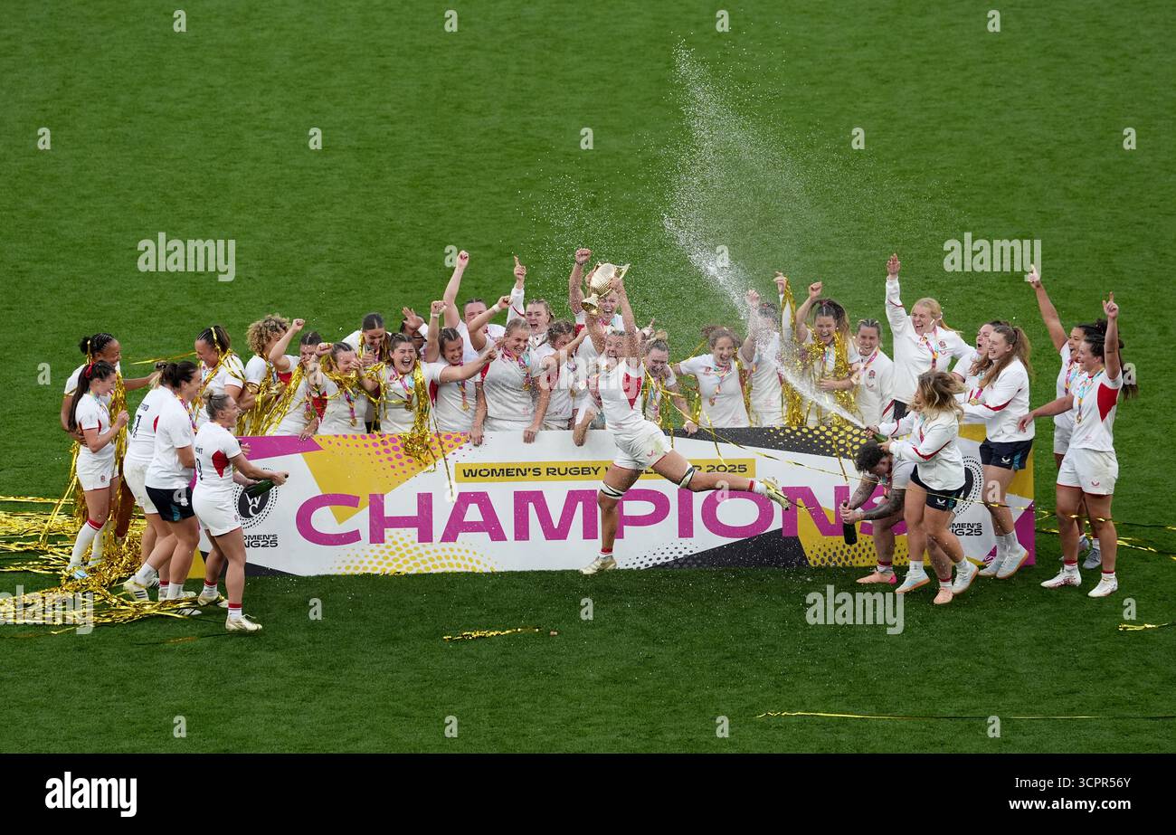 Die Spieler Englands feiern, als Zoe Aldcroft nach dem Finale der Frauen-Rugby-Weltmeisterschaft im Allianz Stadium in London die Trophäe für die Rugby-Welt gewinnt. Bilddatum: Samstag, 27. September 2025. Stockfoto