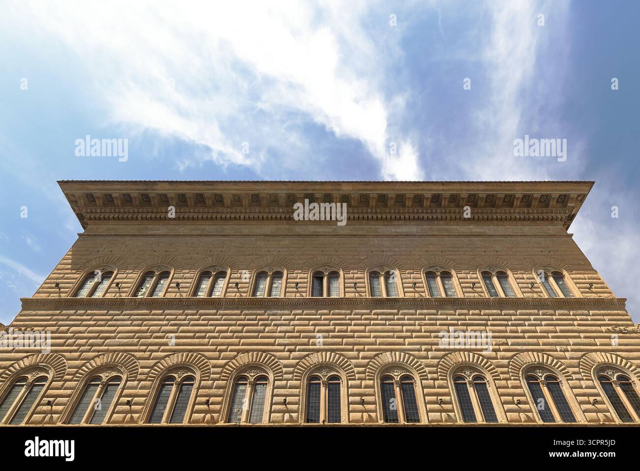 358 Palazzo Strozzi Palast im zweiten und dritten Stock mit rustikalen Mauern mit zwei Reihen eleganter Doppelfenster auf Streichergärten. Florenz-Toskana. Stockfoto