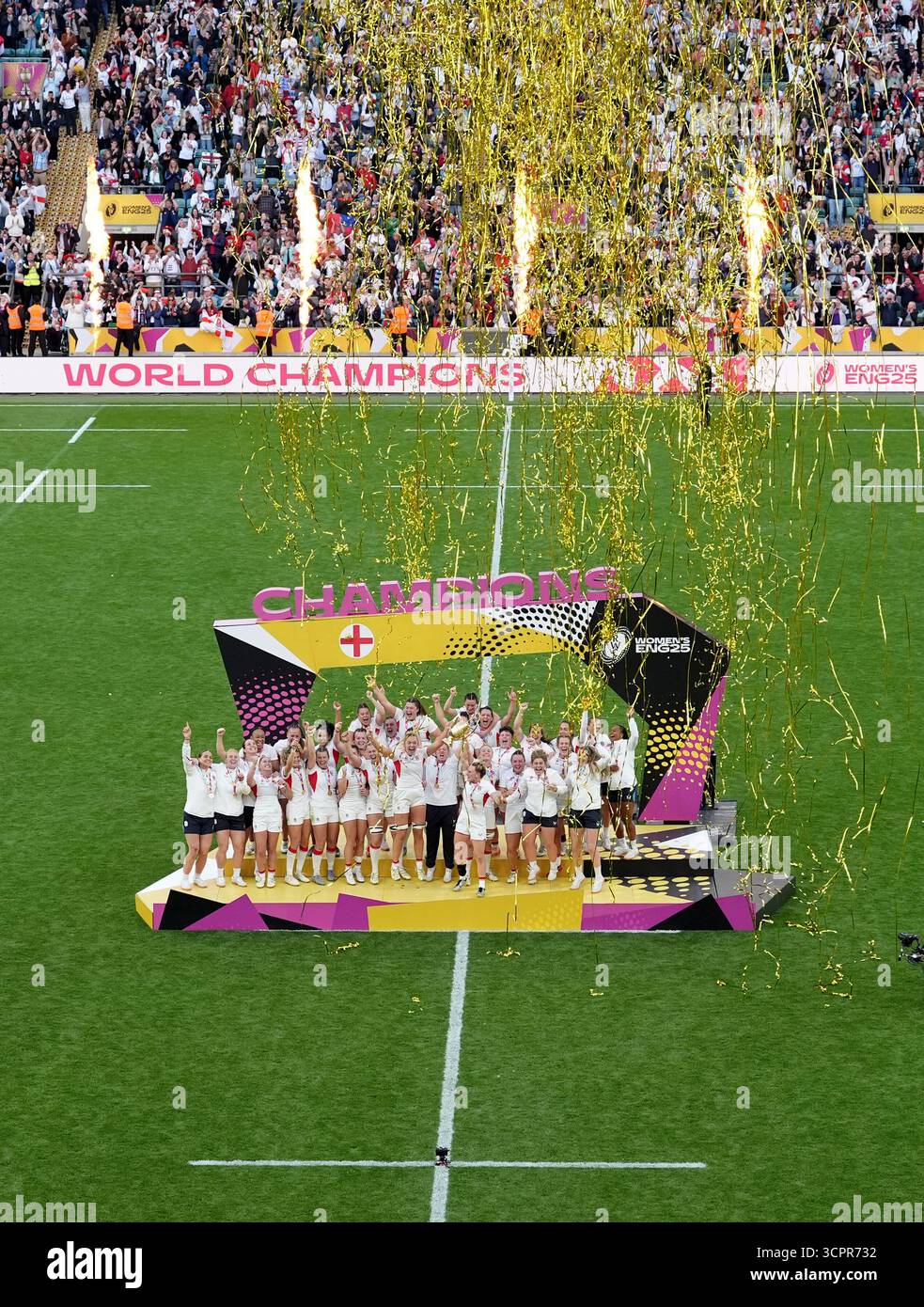 Die Spieler Englands feiern, als Zoe Aldcroft nach dem Finale der Frauen-Rugby-Weltmeisterschaft im Allianz Stadium in London die Trophäe für die Rugby-Welt gewinnt. Bilddatum: Samstag, 27. September 2025. Stockfoto