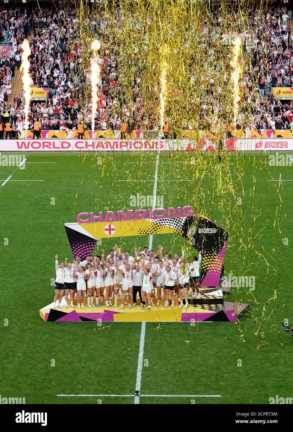 Die Spieler Englands feiern, als Zoe Aldcroft nach dem Finale der Frauen-Rugby-Weltmeisterschaft im Allianz Stadium in London die Trophäe für die Rugby-Welt gewinnt. Bilddatum: Samstag, 27. September 2025. Stockfoto
