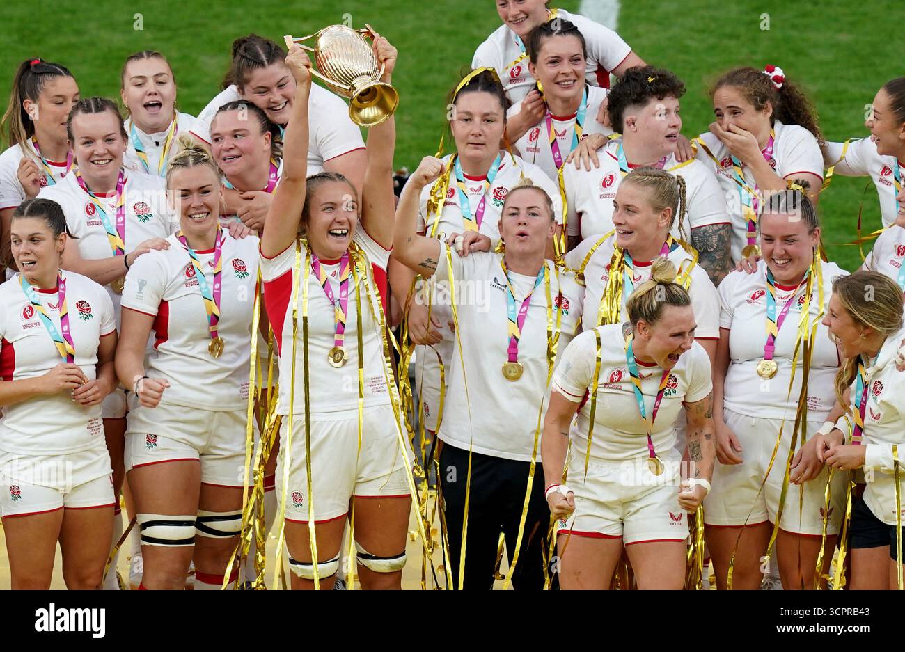 Die Spieler Englands feiern, als Zoe Aldcroft nach dem Finale der Frauen-Rugby-Weltmeisterschaft im Allianz Stadium in London die Trophäe für die Rugby-Welt gewinnt. Bilddatum: Samstag, 27. September 2025. Stockfoto