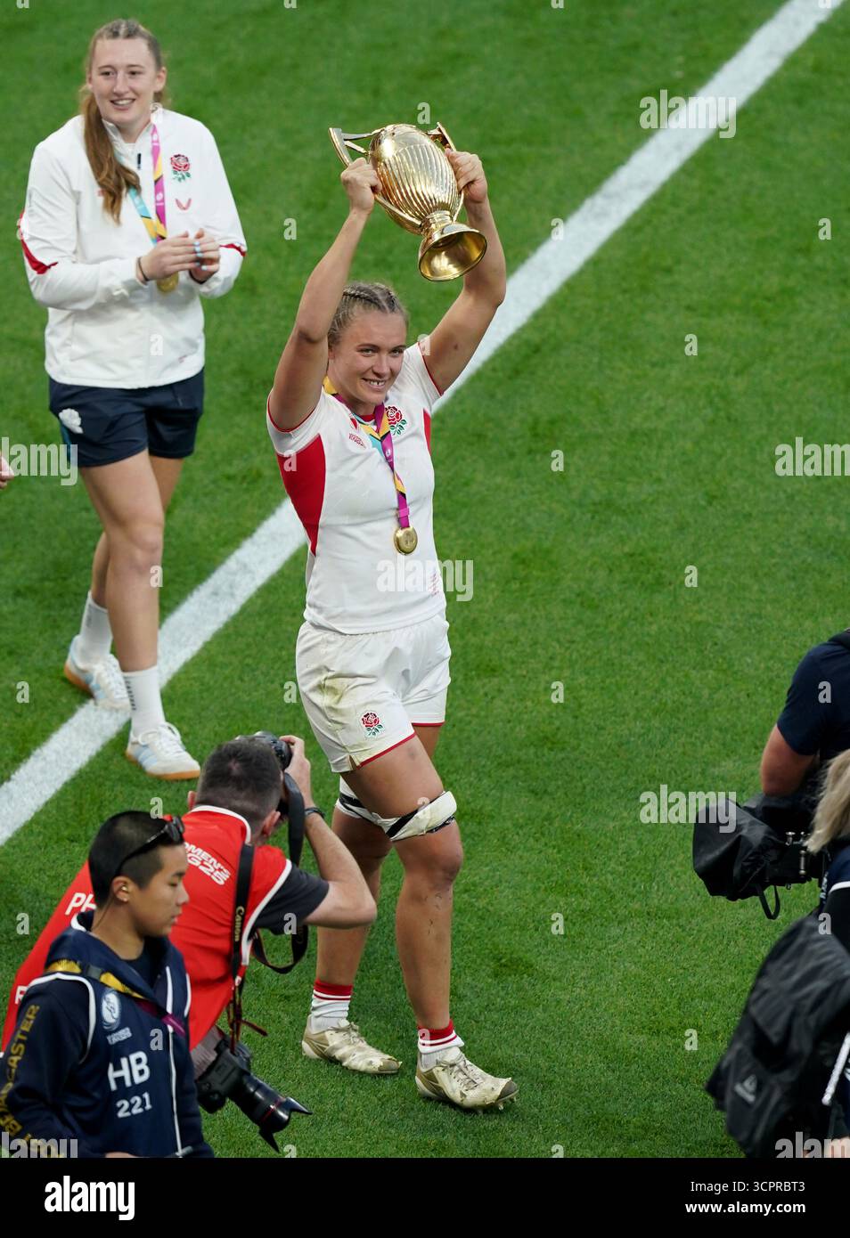 Die Englands Zoe Aldcroft hebt die Trophäe Rugby World, während sie nach dem Finale der Frauen-Rugby-Weltmeisterschaft im Allianz Stadium in London durch das Stadion ziehen. Bilddatum: Samstag, 27. September 2025. Stockfoto