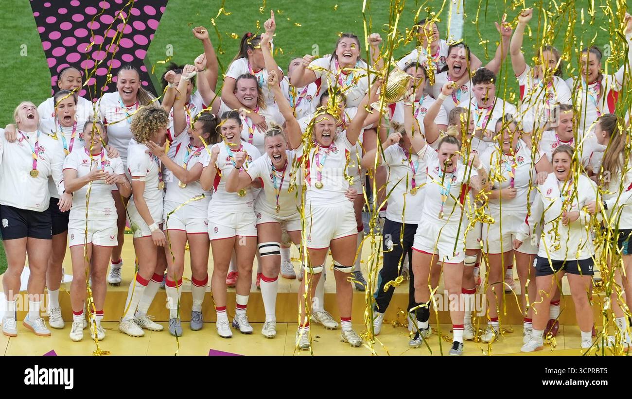 Die Spieler Englands feiern, als Zoe Aldcroft nach dem Finale der Frauen-Rugby-Weltmeisterschaft im Allianz Stadium in London die Trophäe für die Rugby-Welt gewinnt. Bilddatum: Samstag, 27. September 2025. Stockfoto