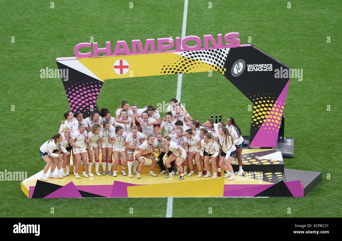 Die Spieler Englands feiern, als Zoe Aldcroft nach dem Finale der Frauen-Rugby-Weltmeisterschaft im Allianz Stadium in London die Trophäe für die Rugby-Welt gewinnt. Bilddatum: Samstag, 27. September 2025. Stockfoto