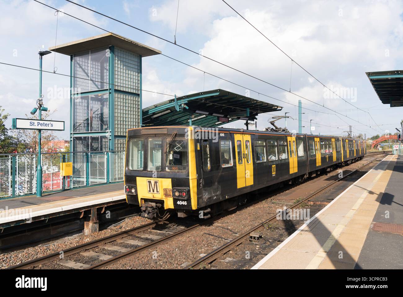Ein Tyne and Wear Metro-Zug steht in St. Peters Station, Sunderland, England, Großbritannien Stockfoto