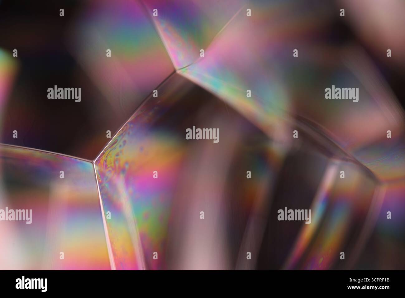Extreme Makroaufnahmen mit Seifenblasen-Cluster mit schillernden Regenbogenfarben und geometrischen Dünnschichtstrukturen Stockfoto