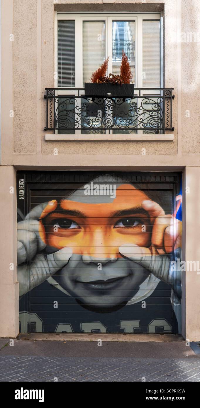 Straßenkunst in einer Ladenfront im 13. Arrondissement, Paris, Frankreich Stockfoto