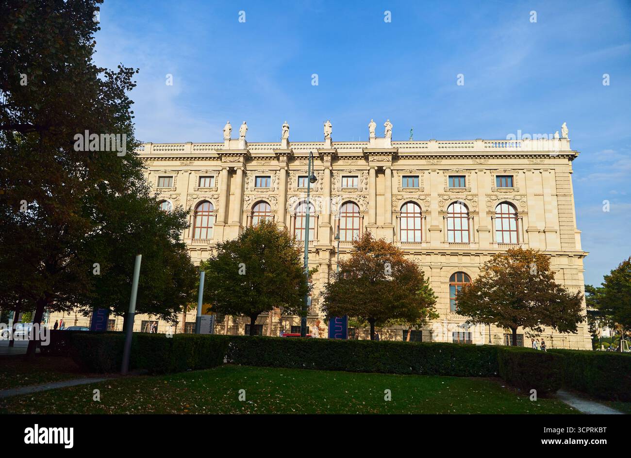 WIEN, ÖSTERREICH - 10.10.2022: Die bemerkenswerte historische architektonische Schönheit unter einem hellen und klaren blauen Himmel heute Stockfoto