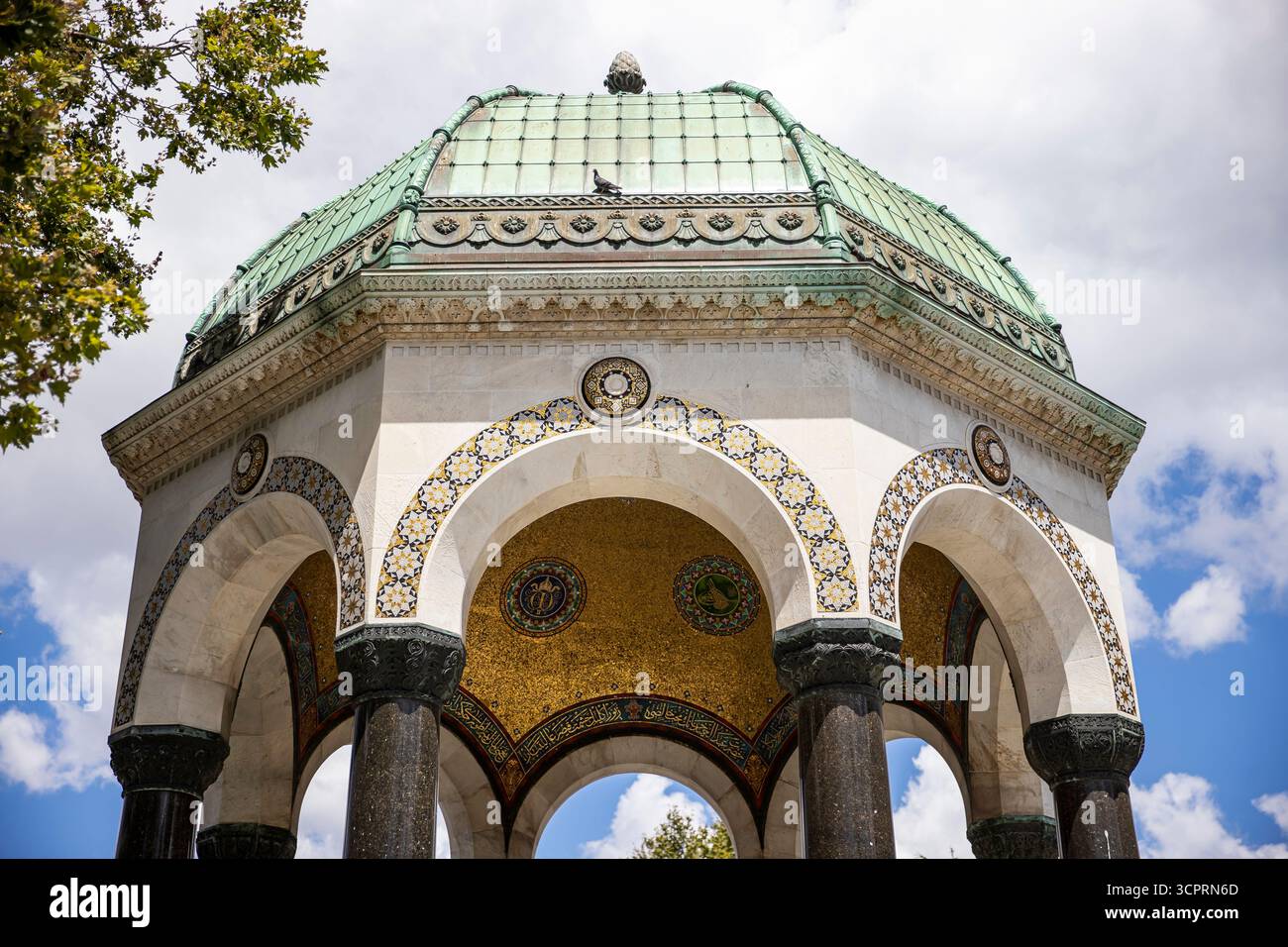 Deutsche Fonte in Sultanahmet-Platz Istanbul Türkei, Historisches neobyzantinisches Denkmal, Wahrzeichen aus der osmanischen Ära und historische Stadtsilhouette Stockfoto