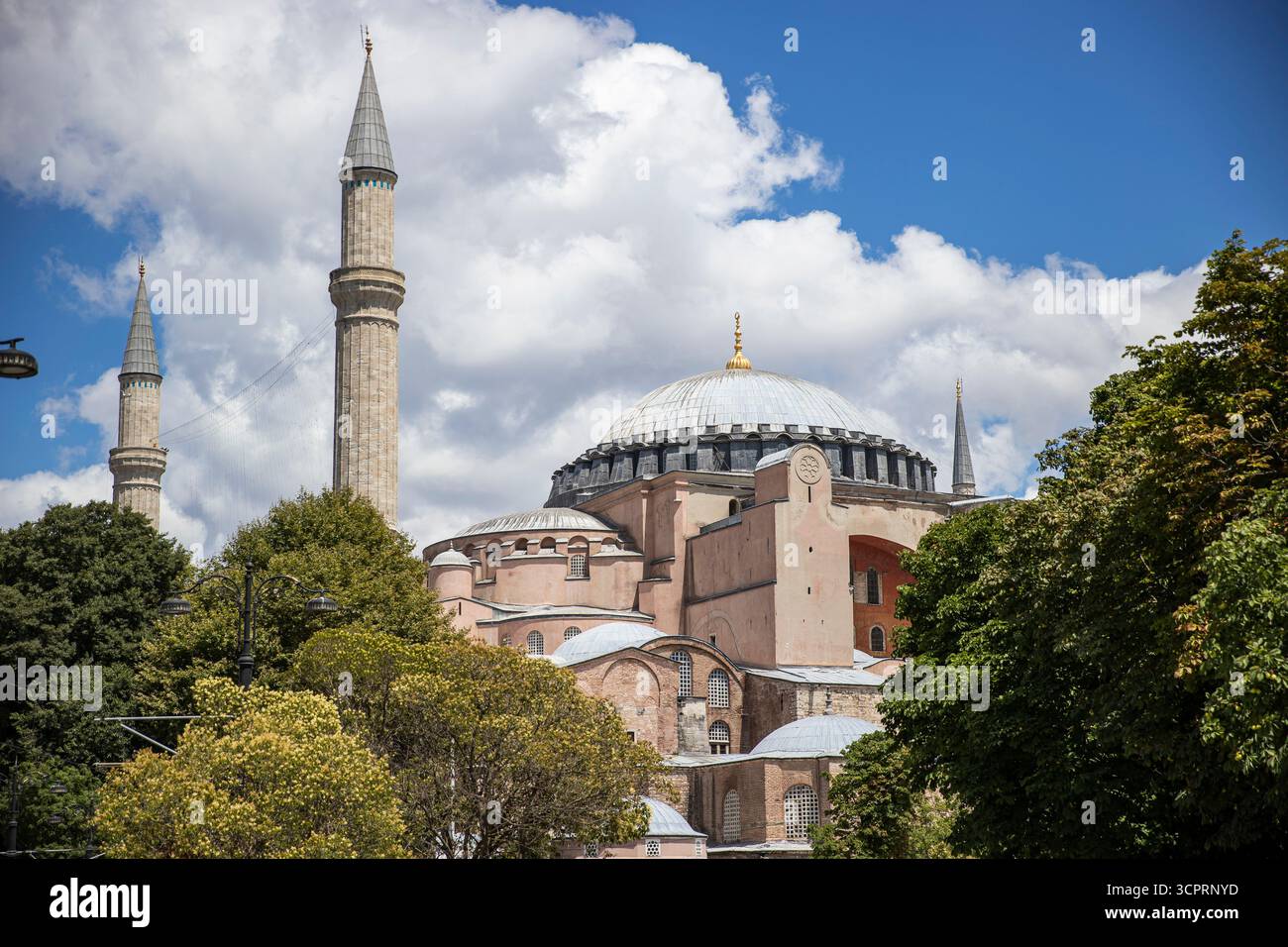 Hagia Sophia in Istanbul, Türkei, Historische byzantinische und osmanische Architektur, Ikonische Kuppel und Minarette in der Altstadt Stockfoto