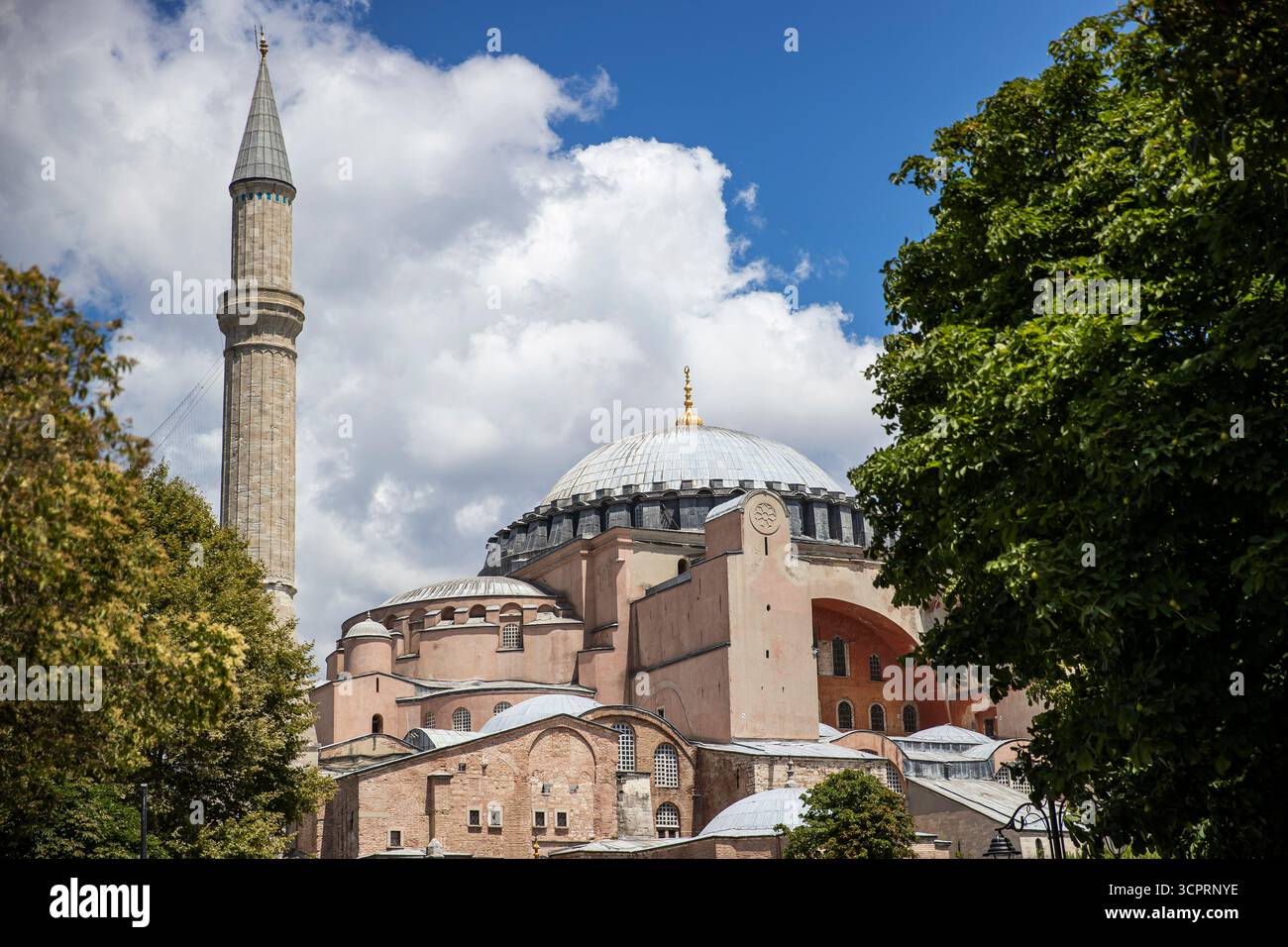 Hagia Sophia in Istanbul, Türkei, Historische byzantinische und osmanische Architektur, Ikonische Kuppel und Minarette in der Altstadt Stockfoto