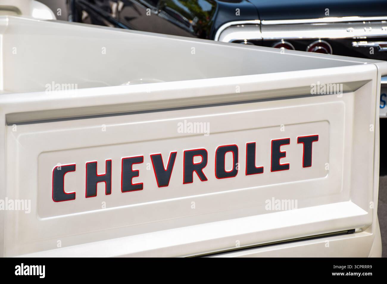 Sharon, Ontario, Kanada - 21. September 2025: Großes Chevrolet-Logo auf der Rückseite eines alten, cremefarbenen Pickup-Trucks auf der Classic Car Show Stockfoto