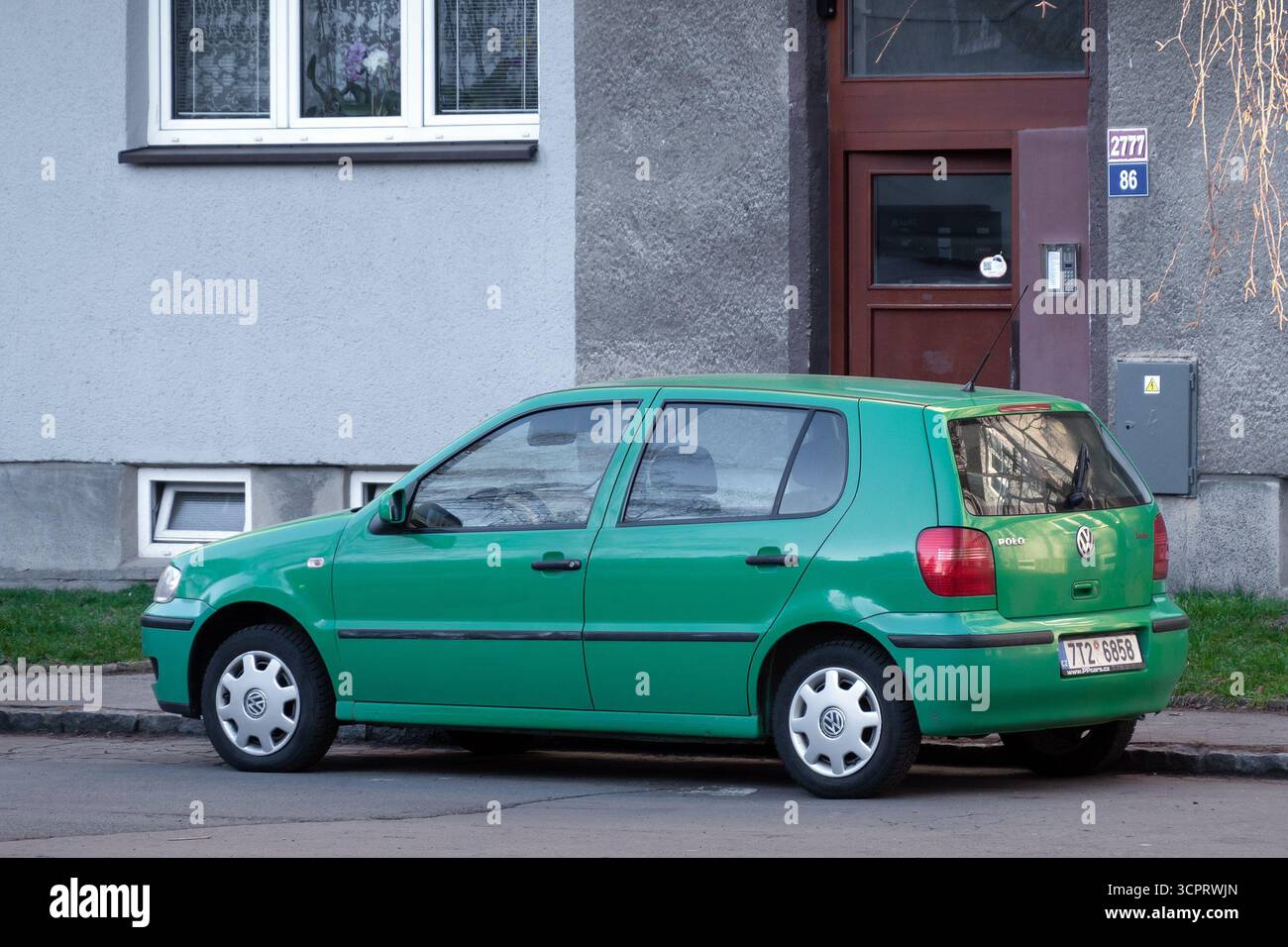 Ostrava, Tschechien - 16. Februar 2024: Rückansicht des grün modernisierten Volkswagen Polo Mk3 6N2 Fließheck auf der Straße geparkt Stockfoto