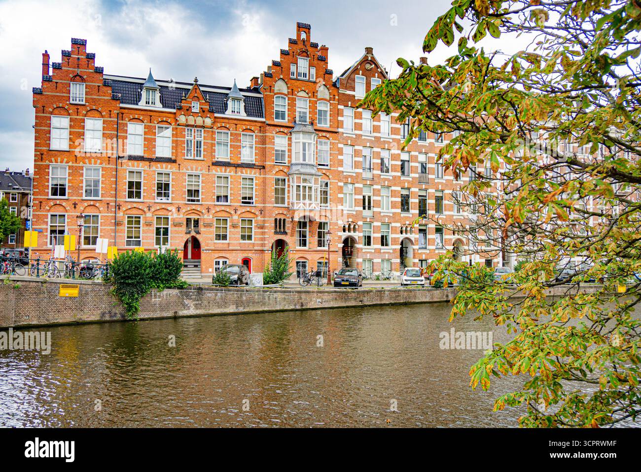 Majestätische, alte, schöne Apartmenthäuser an einem Kanal in Amsterdam, Niederlande Stockfoto