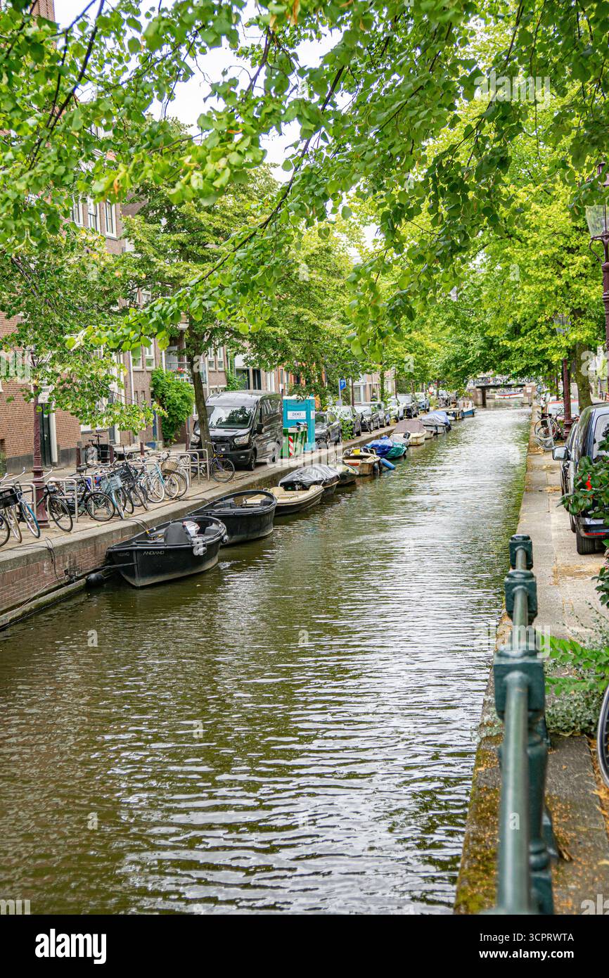 kanal, Boote, Bäume, Fahrräder, auf einem Kanal in Amsterdam, Niederlande Stockfoto