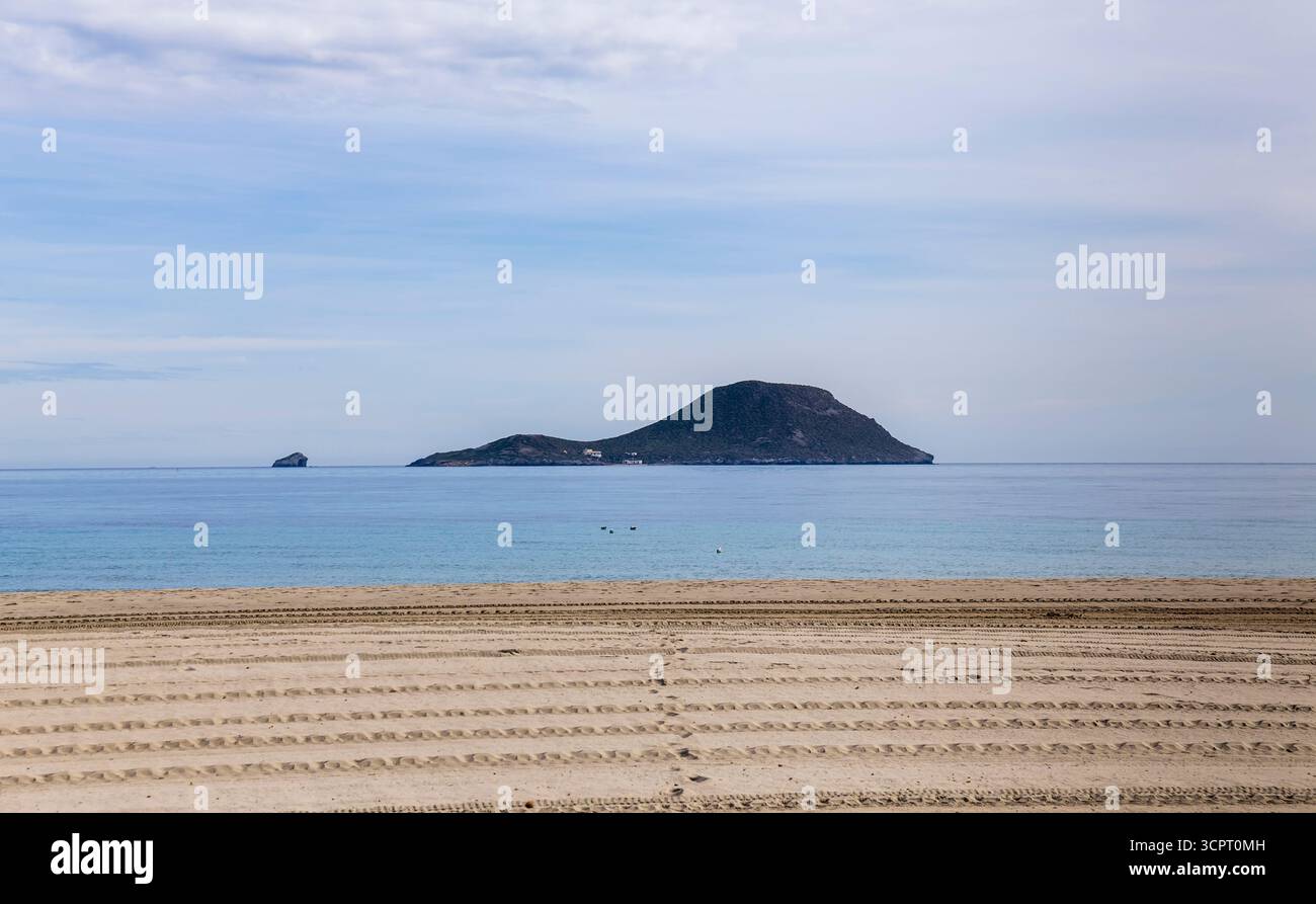 Insel eine der Inseln des Mar Menor unter einem mit Wolken bemalten Abendhimmel Stockfoto