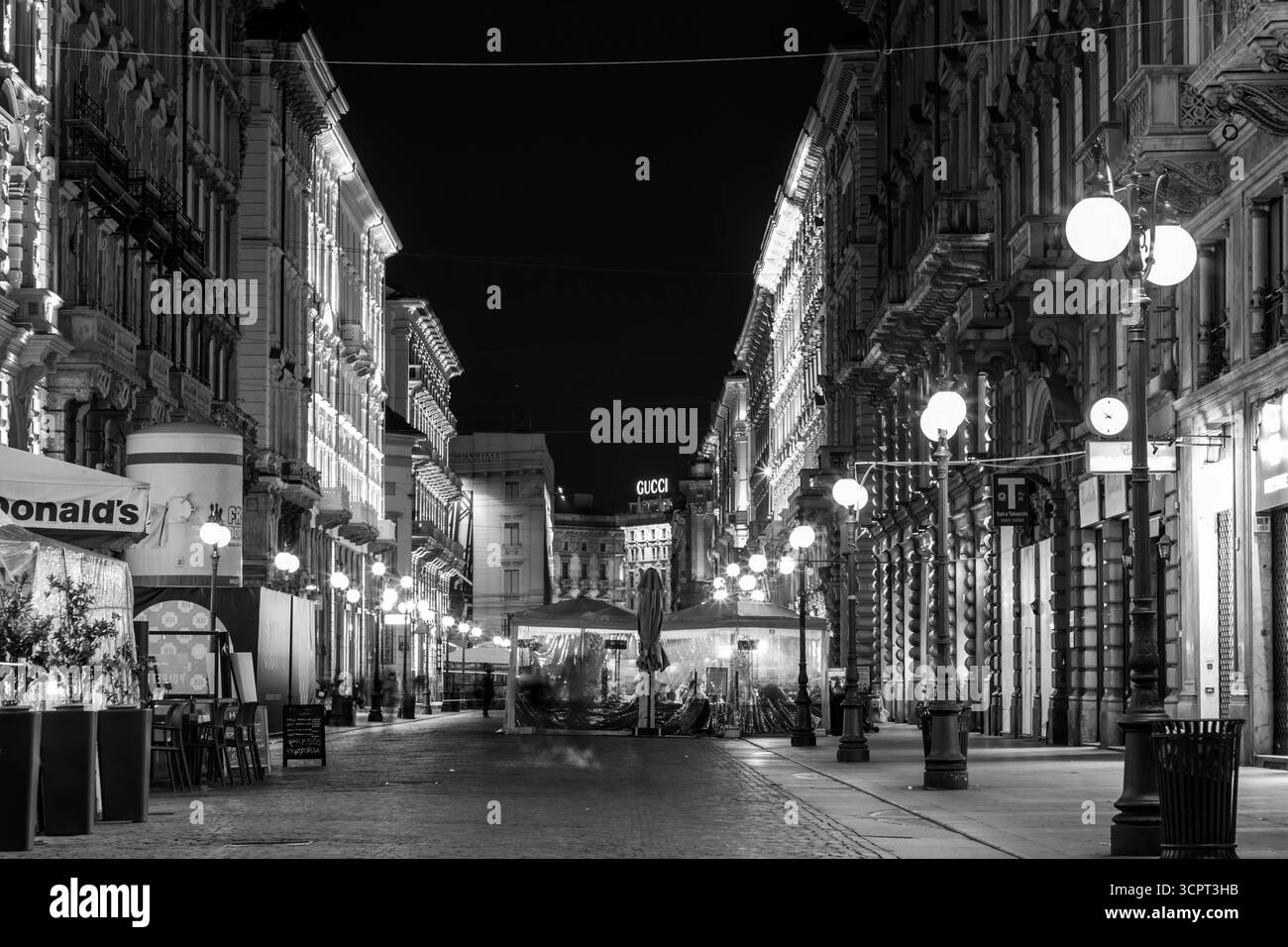 Mailand, Italien - APR 1 2022: Typische italienische Gebäude und Blick auf die Straße in Mailand, der Hauptstadt von Lombard, Region Italien. Stockfoto