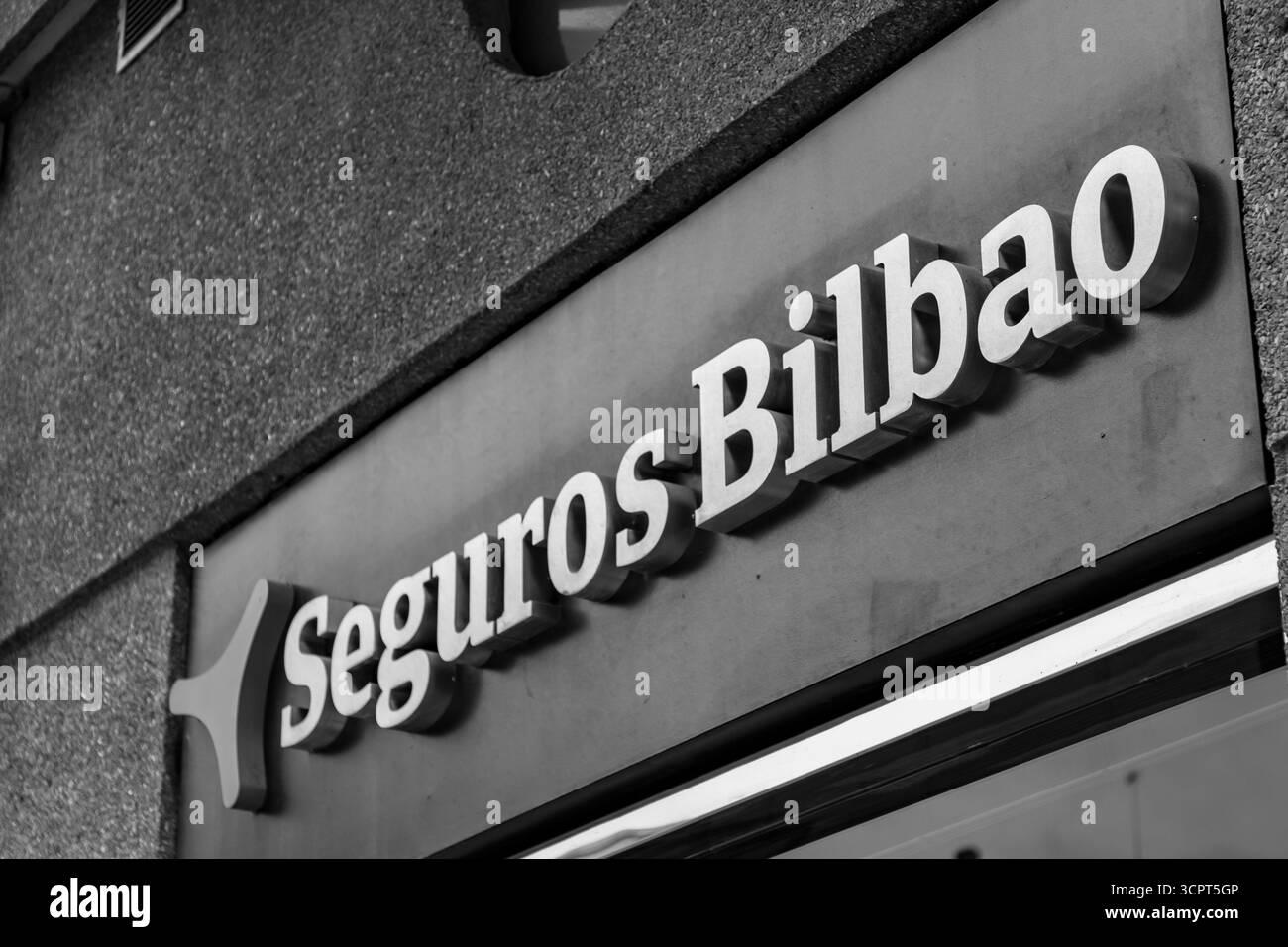 Granada, Spanien - 26. Februar 2022: Zeichen von Seguros Bilbao, einer spanischen Versicherungsgesellschaft, Zweigniederlassung in Granada, Spanien. Stockfoto