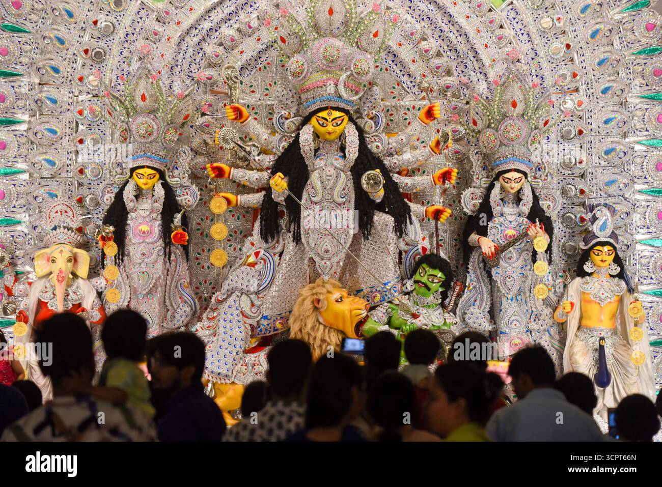 GURUGRAM, INDIEN - 27. SEPTEMBER: Gläubige, die das Gebet während der Durga Puja-Feier im Community Center Sector-15 geben, organisiert von Purbapalli Durgotsav in der Nähe des Huda Markts, am 27. September 2025 in Gurugram, Indien. Foto: Parveen Kumar/Hindustan Times Durga Puja 2025 Stockfoto