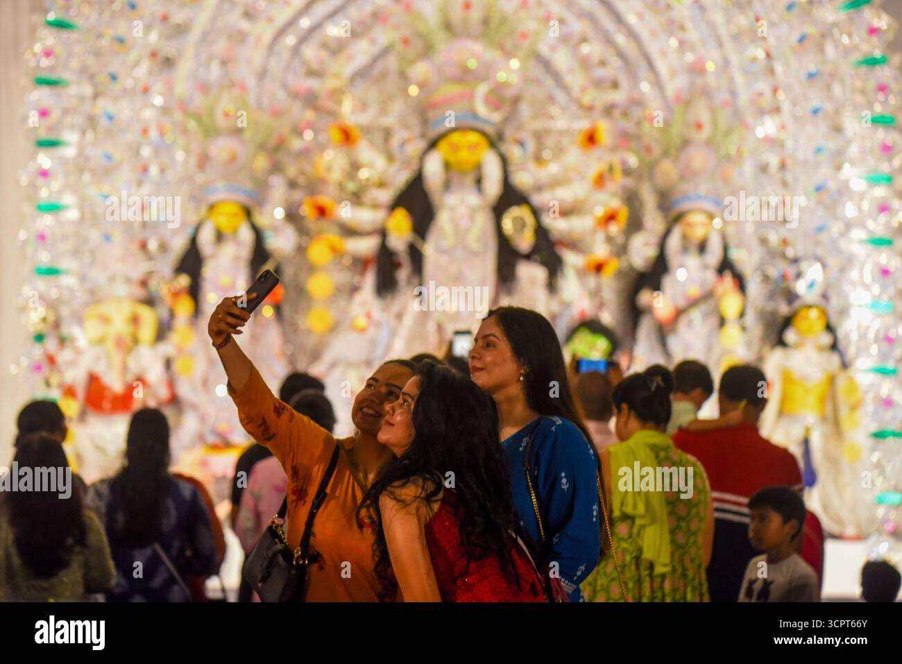 GURUGRAM, INDIEN - 27. SEPTEMBER: Gläubige, die das Gebet während der Durga Puja-Feier im Community Center Sector-15 geben, organisiert von Purbapalli Durgotsav in der Nähe des Huda Markts, am 27. September 2025 in Gurugram, Indien. Foto: Parveen Kumar/Hindustan Times Durga Puja 2025 Stockfoto