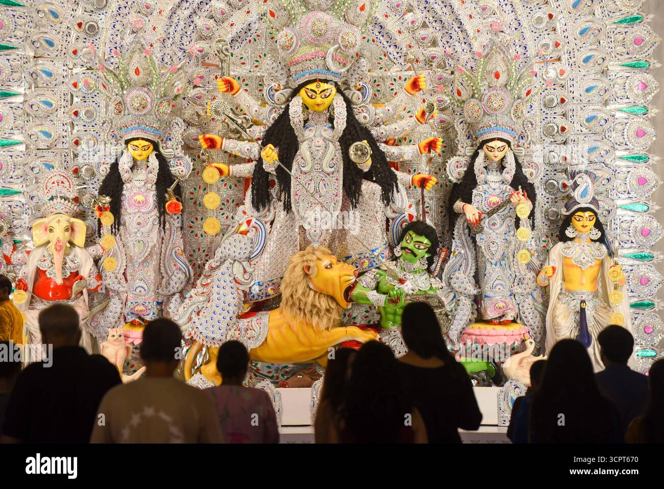 GURUGRAM, INDIEN - 27. SEPTEMBER: Gläubige, die das Gebet während der Durga Puja-Feier im Community Center Sector-15 geben, organisiert von Purbapalli Durgotsav in der Nähe des Huda Markts, am 27. September 2025 in Gurugram, Indien. Foto: Parveen Kumar/Hindustan Times Durga Puja 2025 Stockfoto