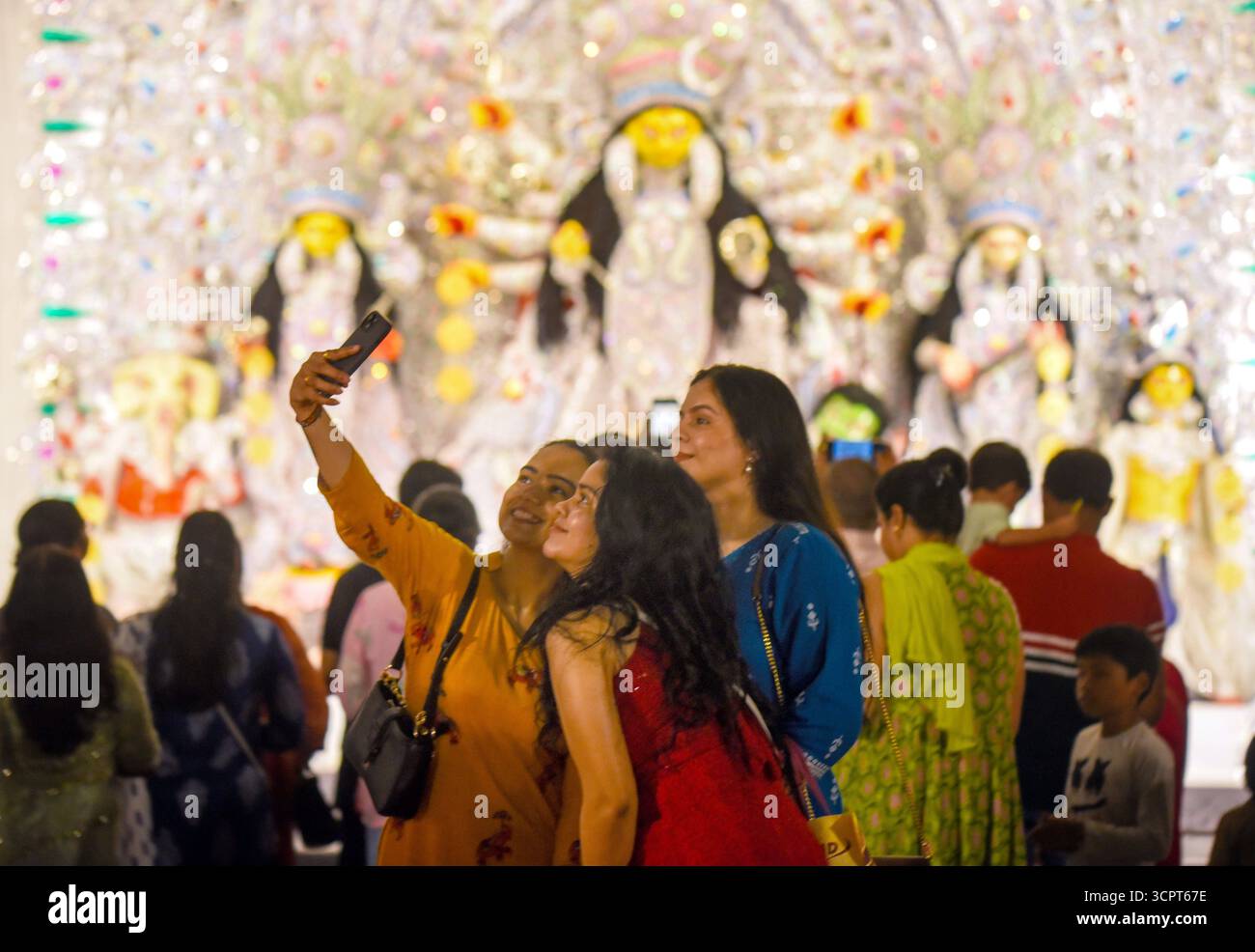 GURUGRAM, INDIEN - 27. SEPTEMBER: Gläubige, die das Gebet während der Durga Puja-Feier im Community Center Sector-15 geben, organisiert von Purbapalli Durgotsav in der Nähe des Huda Markts, am 27. September 2025 in Gurugram, Indien. Foto: Parveen Kumar/Hindustan Times Durga Puja 2025 Stockfoto