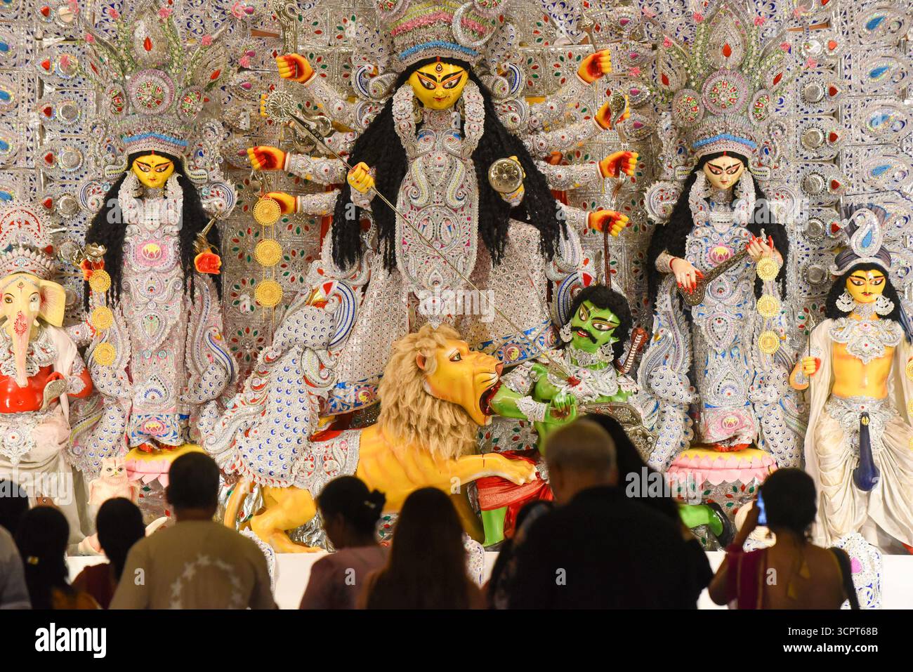 GURUGRAM, INDIEN - 27. SEPTEMBER: Gläubige, die das Gebet während der Durga Puja-Feier im Community Center Sector-15 geben, organisiert von Purbapalli Durgotsav in der Nähe des Huda Markts, am 27. September 2025 in Gurugram, Indien. Foto: Parveen Kumar/Hindustan Times Durga Puja 2025 Stockfoto