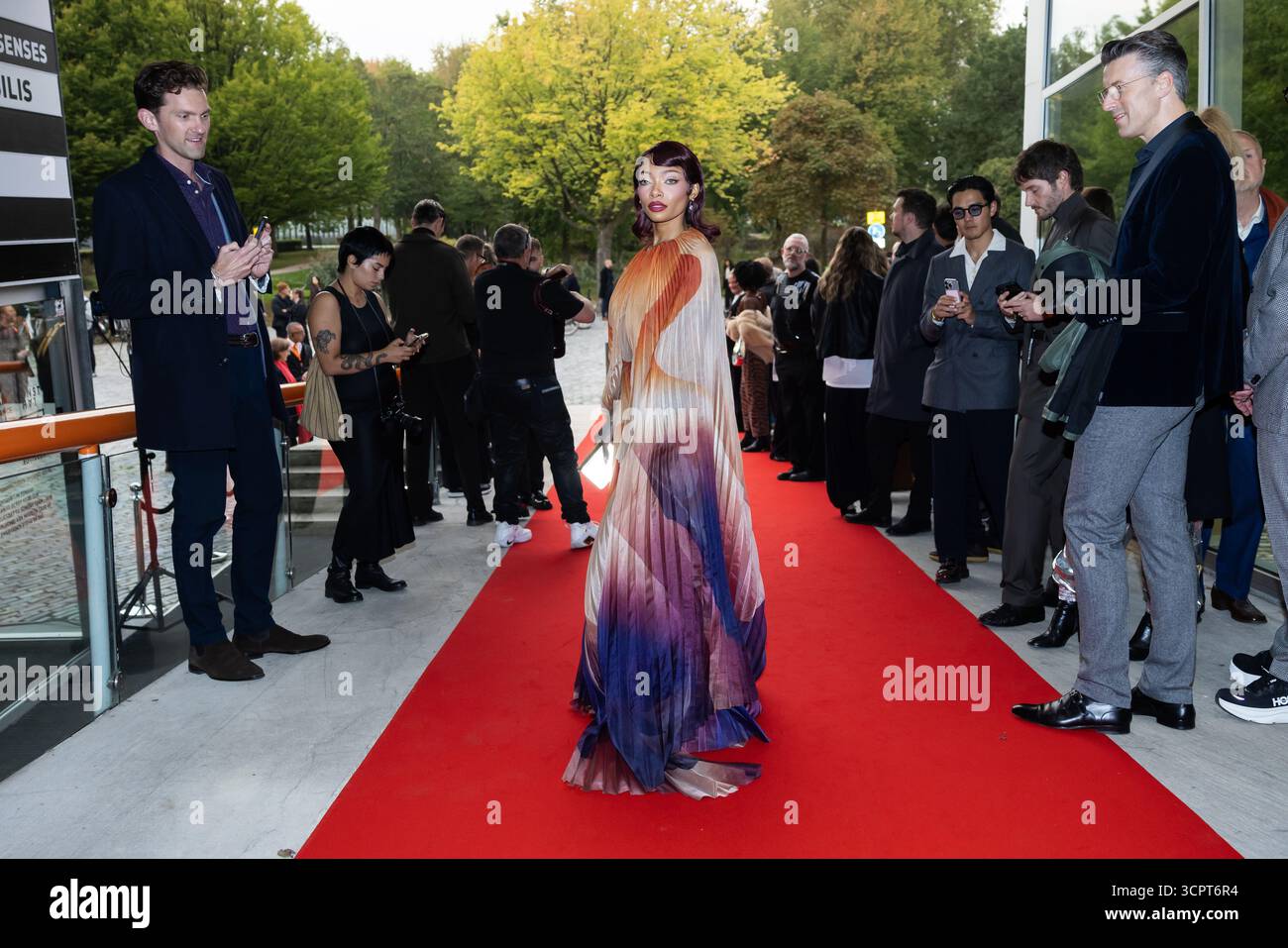 ROTTERDAM – Influencer Nyane spazierte während der Eröffnung der Ausstellung Sculpting the Senses in der Kunsthal auf dem roten Teppich von Iris van Herpen. Im Rotterdamer Museum sind über hundert Stücke des Modedesigners ausgestellt. ANP LAURENS VAN PUTTEN niederlande aus - belgien aus Stockfoto