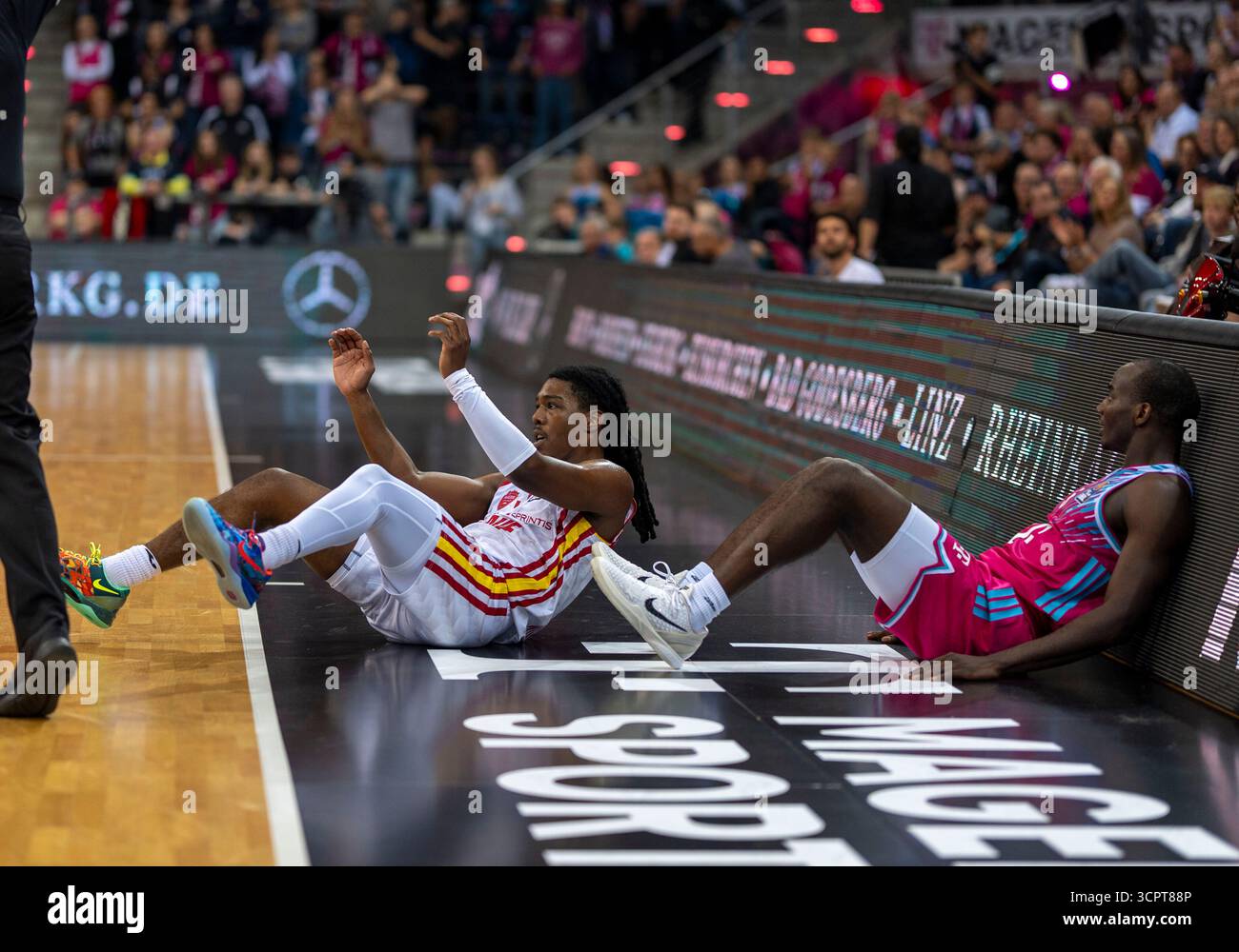 Bonn, Deutschland. September 2025. Tylan Birts (Telekom Baskets Bonn, #5) und Marcus Carr (Fitness First Würzburg Baskets, #5) sitzen auf dem Boden nach einem Zweikampf. Telekom Baskets Bonn - Fitness First Würzburg Baskets 27.09.2025 Basketball, easyCredit Basketball Bundesliga, 1. Spieltag, GER, Bonn, Telekom Dome Bonn Credit: dpa/Alamy Live News Stockfoto