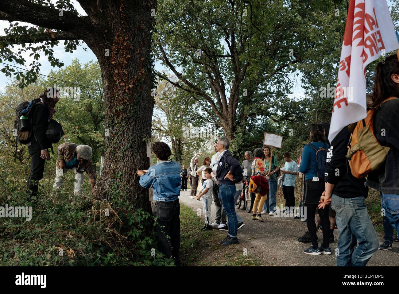 Des militants plantent des clous dans un arbre pour empecher des tronconneuses de passer, donc la personne qui viendra abattre cet arbre-la, la tronconneuse va taper dans le Metal des clous, CA va endommager la tronconneuse, sans risque pour l utilisateur. Manifestation Beenden Sie Die Betonisation. Rassemblement citoyen, Marches des Resistances pour rappeler l urgence climatique, sociale et democratique. 10 ans apres les Accords de Paris, l heure n EST plus aux demi-mesures. Eine künstliche Gestaltung des Denoncer en cours dans la ZAC de Bas-pays a Montauban. Les Riverains de Bas-Pays, Fr. Stockfoto