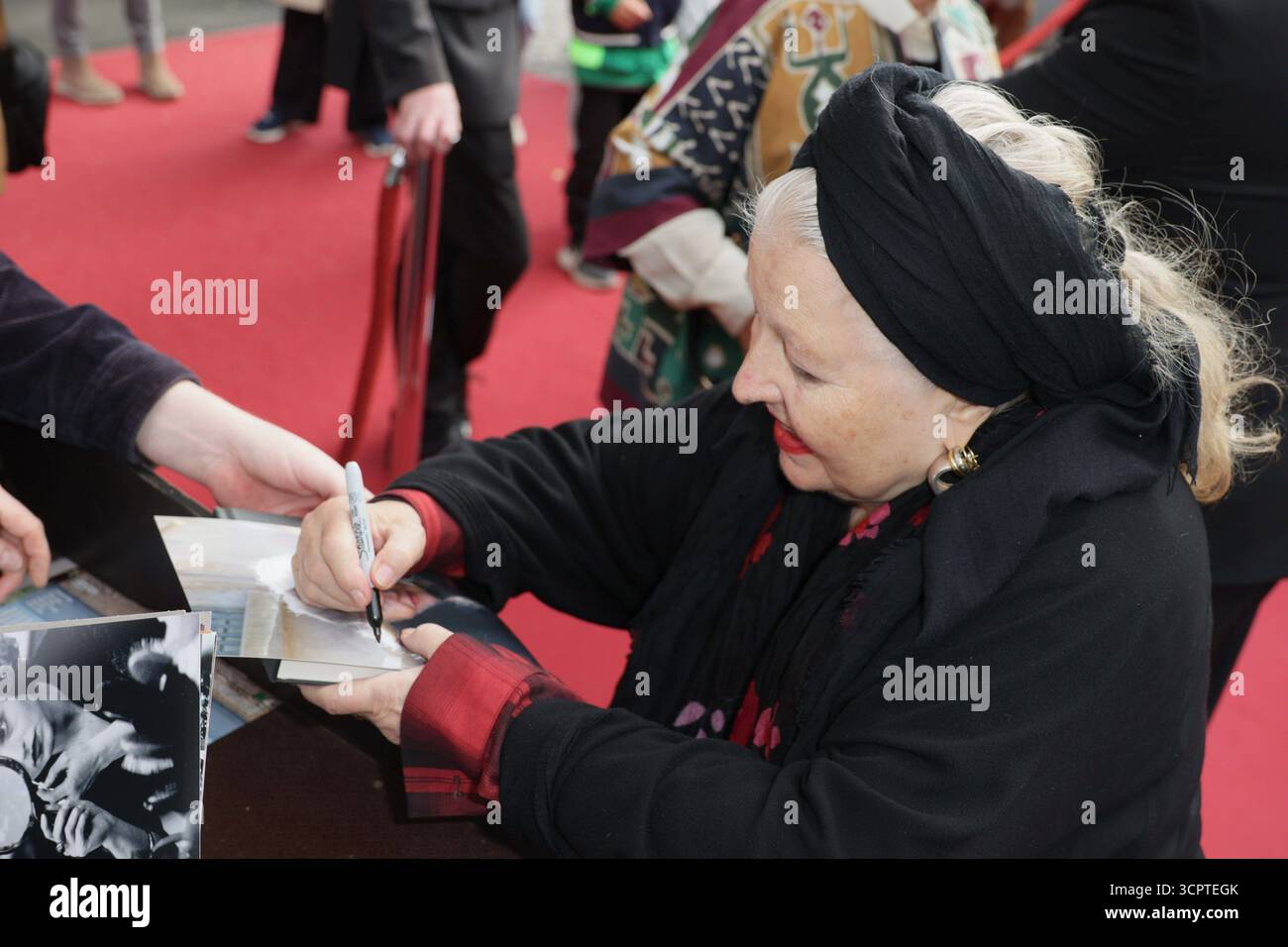 Filmfest Hamburg Hanna Schygulla, Premiere Film Yunan auf dem Filmfest Hamburg vor dem Cinemaxx Dammtor, Hamburg, 27.09.2025 *** Filmfest Hamburg Hanna Schygulla, Premiere Film Yunan auf dem Filmfest Hamburg vor dem Cinemaxx Dammtor, Hamburg, 27 09 2025 Copyright: XEventpressxBecherx Stockfoto