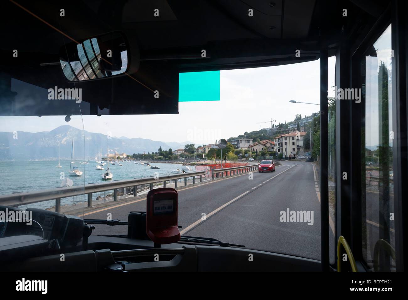 Straße entlang des Sees, Gardasee, Verona, Italien Stockfoto