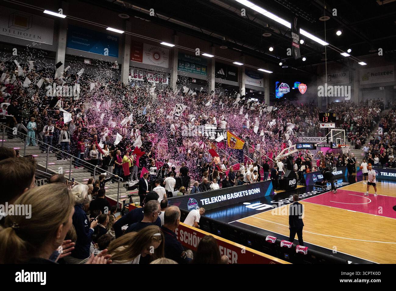 Bonn, Deutschland. September 2025. Stimmung ist schon vor dem Spiel super - easyCredit Basketball Bundesliga, Telekom Baskets Bonn vs. Fit/One Baskets W?rzburg, 27.09.2025, Telekom Dome Bonn Credit: dpa/Alamy Live News Stockfoto