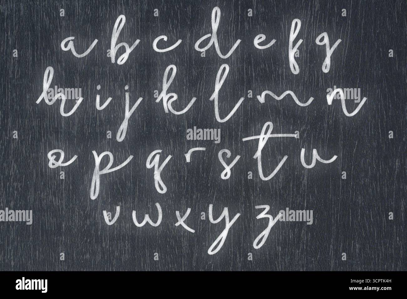 Eine Tafel mit handgeschriebenen Buchstaben von A bis Z in Kreide, Bildungs- und Produktionskonzepten Stockfoto