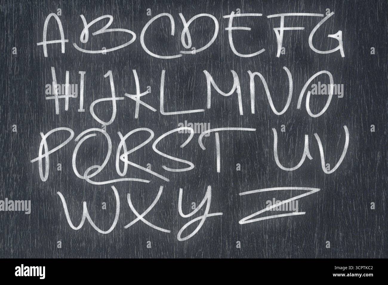 Eine Tafel mit handgeschriebenen Buchstaben von A bis Z in Kreide, Bildungs- und Produktionskonzepten Stockfoto