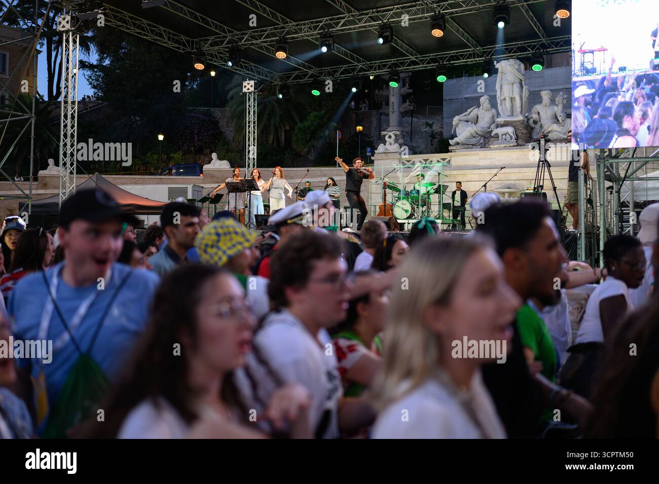 Pater Rob Galea tritt beim Festival der Einheit und Hoffnung auf der Piazza del Popolo in Rom auf, als Teil des Jubiläums der Jugend. Stockfoto