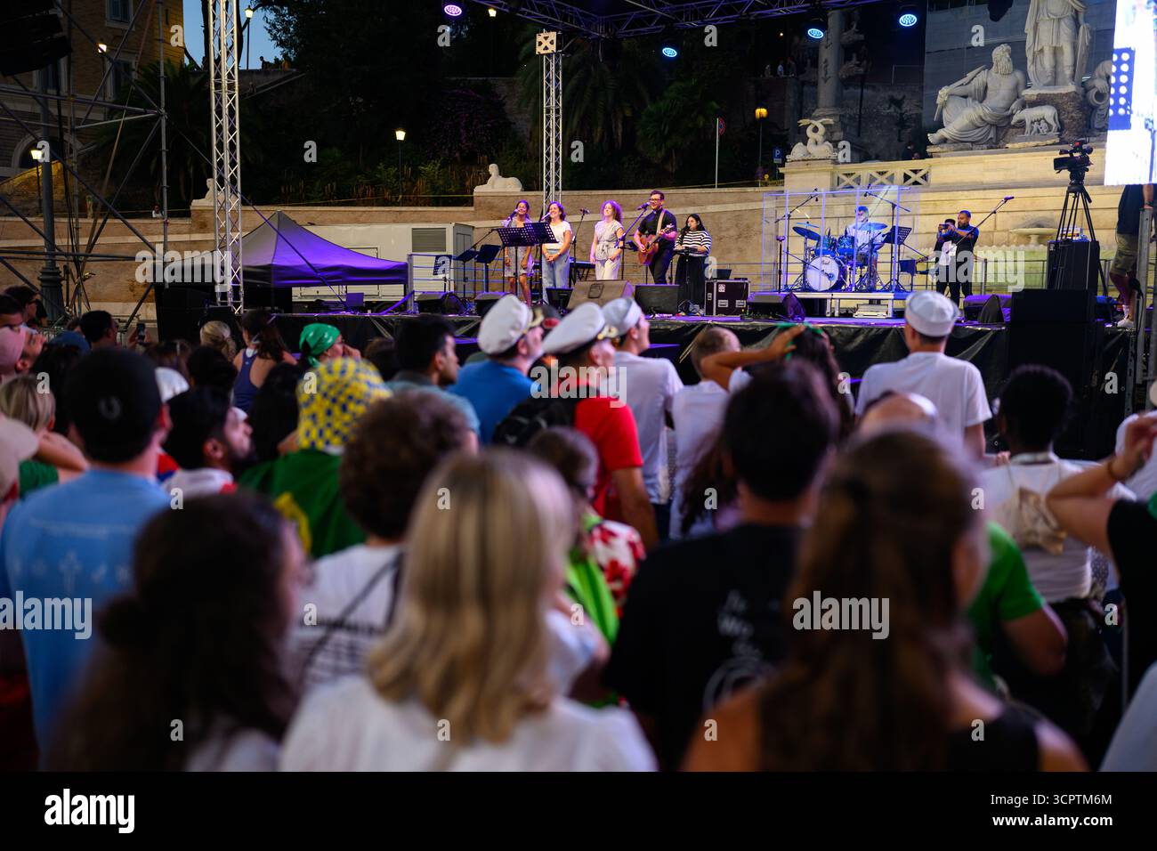 Pater Rob Galea tritt beim Festival der Einheit und Hoffnung auf der Piazza del Popolo in Rom auf, als Teil des Jubiläums der Jugend. Stockfoto