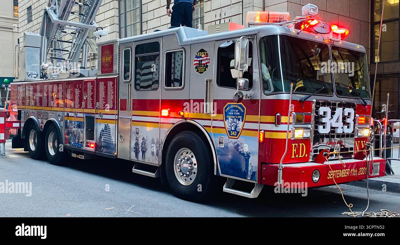 FDNY Fire Truck 343 zu Ehren der Helden des 11. September in New York City - Smartphone-aufgenommenes Stockfoto