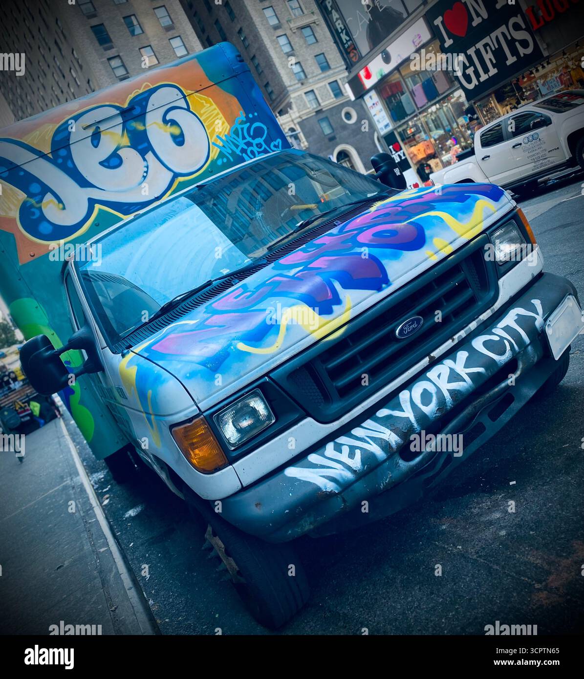Graffiti Delivery Truck mit „JA“-Kunstwerk und urbaner Straßenszene in New York City Stockfoto