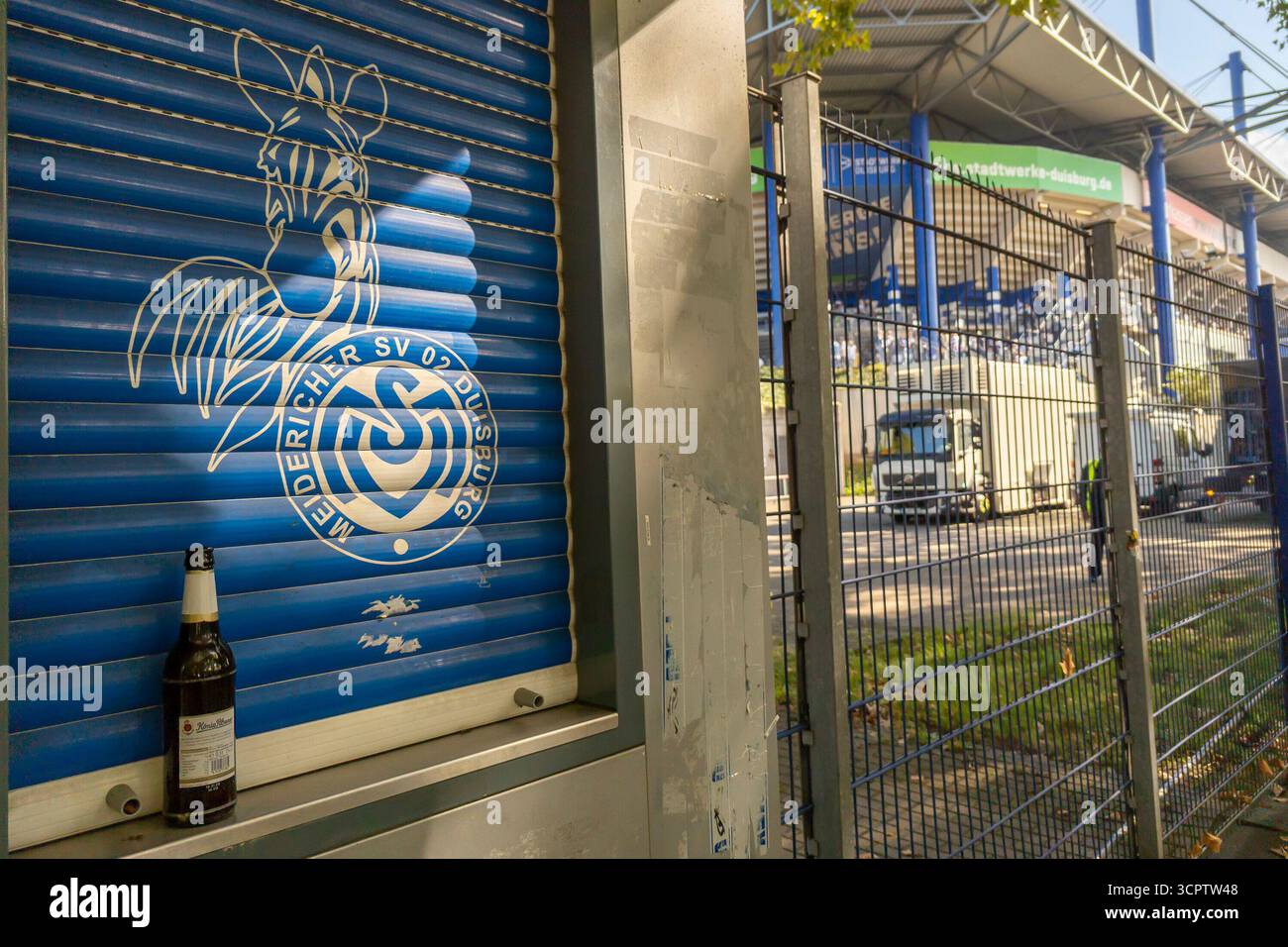 Duisburg, Deutschland. September 2025. ODuisburg, Deutschland 27. September 2025: 3. Liga - 2025/2026 - MSV Duisburg vs. FC Ingolstadt 04 im Bild: Logo des MSV vor dem Stadion, Urban Streetstyle /// DFB-Vorschriften verbieten jede Verwendung von Fotografien als Bildsequenzen und/oder Quasi-Video /// Credit: dpa/Alamy Live News Stockfoto
