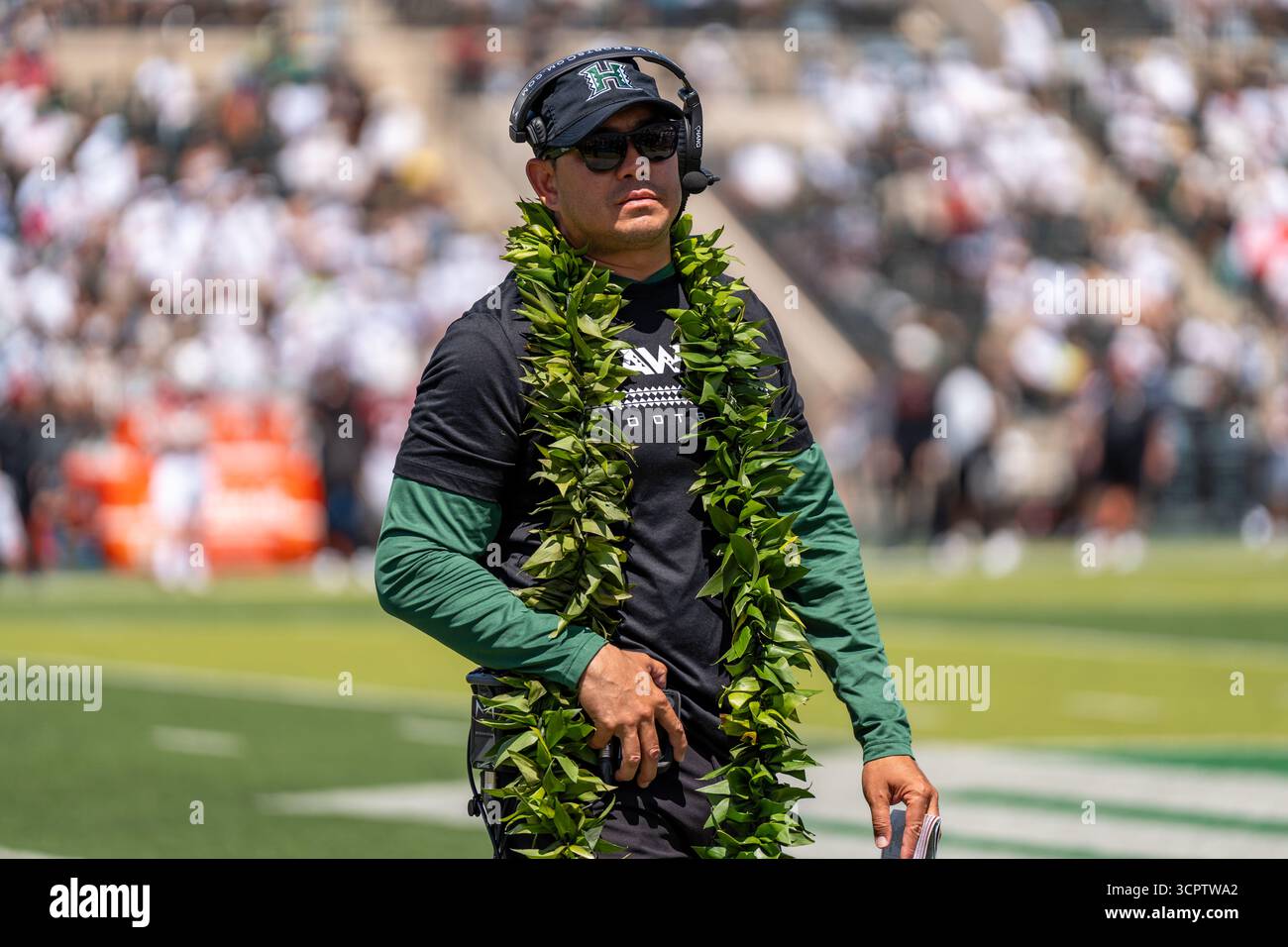 Timmy Chang, Cheftrainer der University of Hawaii, setzt beim Sieg der Warriors 23-20 über die Stanford University im NCAA-Fußball weiterhin auf den Spielzeitpunkt Stockfoto
