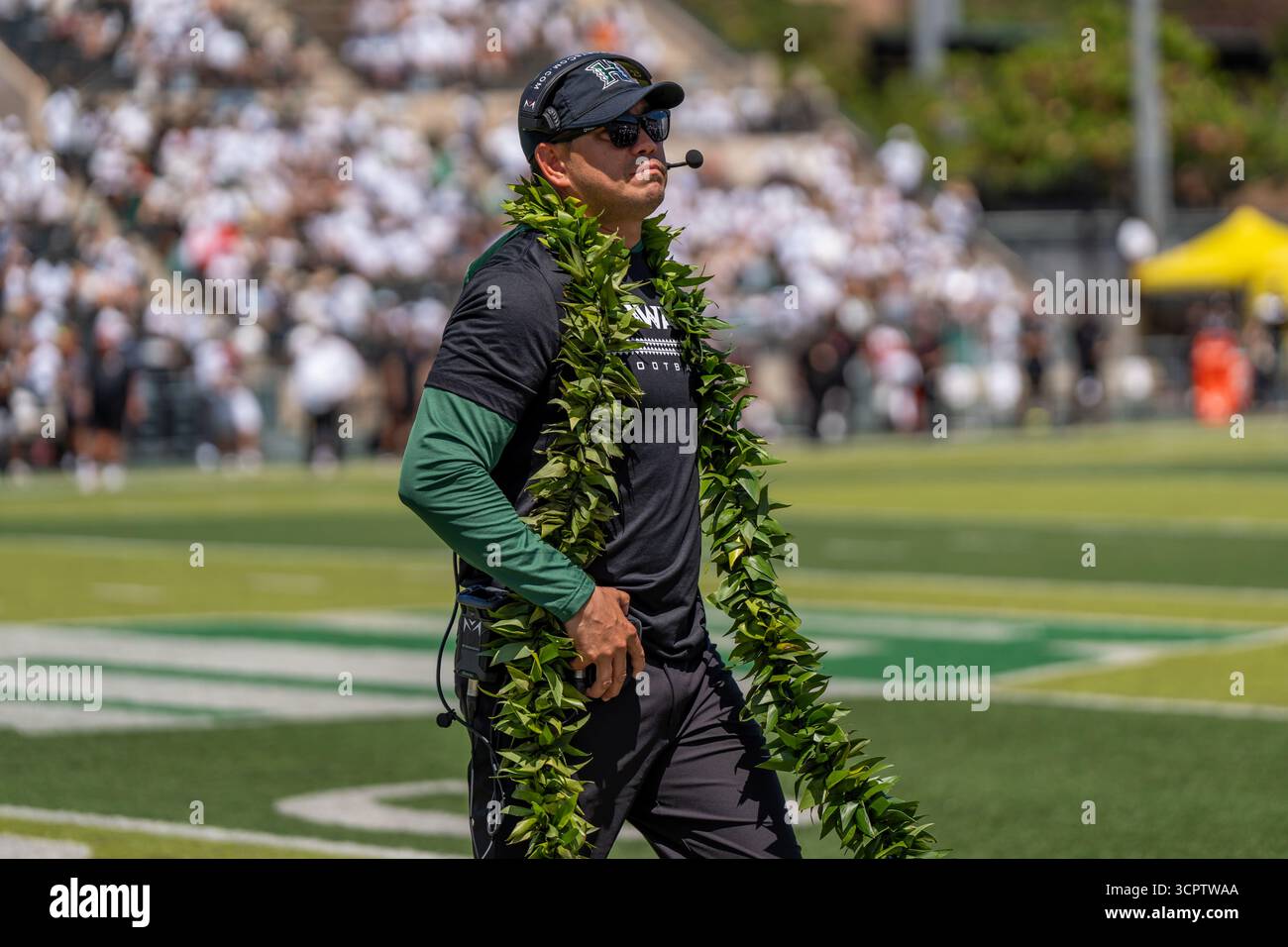 Timmy Chang, Cheftrainer der University of Hawaii, setzt beim Sieg der Warriors 23-20 über die Stanford University im NCAA-Fußball weiterhin auf den Spielzeitpunkt Stockfoto