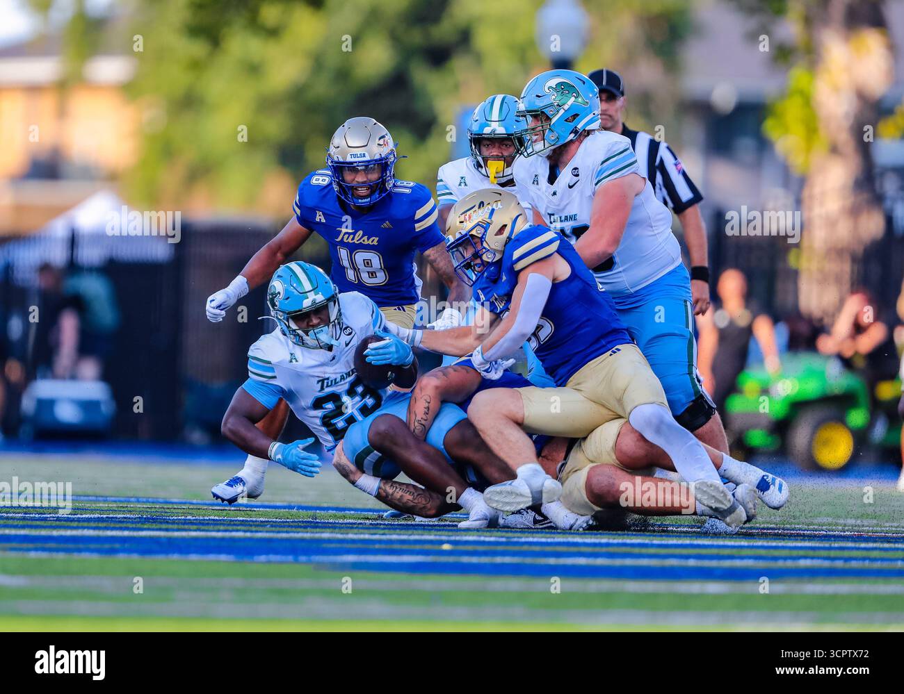 Tulsa, OK, USA. September 2025. Tulsa Golden Hurricane Defensive Lineman Tyler Rich (58) und Tulsa Golden Hurricane Safety Zach Williams (18) während des vierten Viertels des NCAA Football Spiels zwischen der Tulane University und der University of Tulsa im H.A. Chapman Stadium in Tulsa, OK. Ron Lane/CSM/Alamy Live News Stockfoto