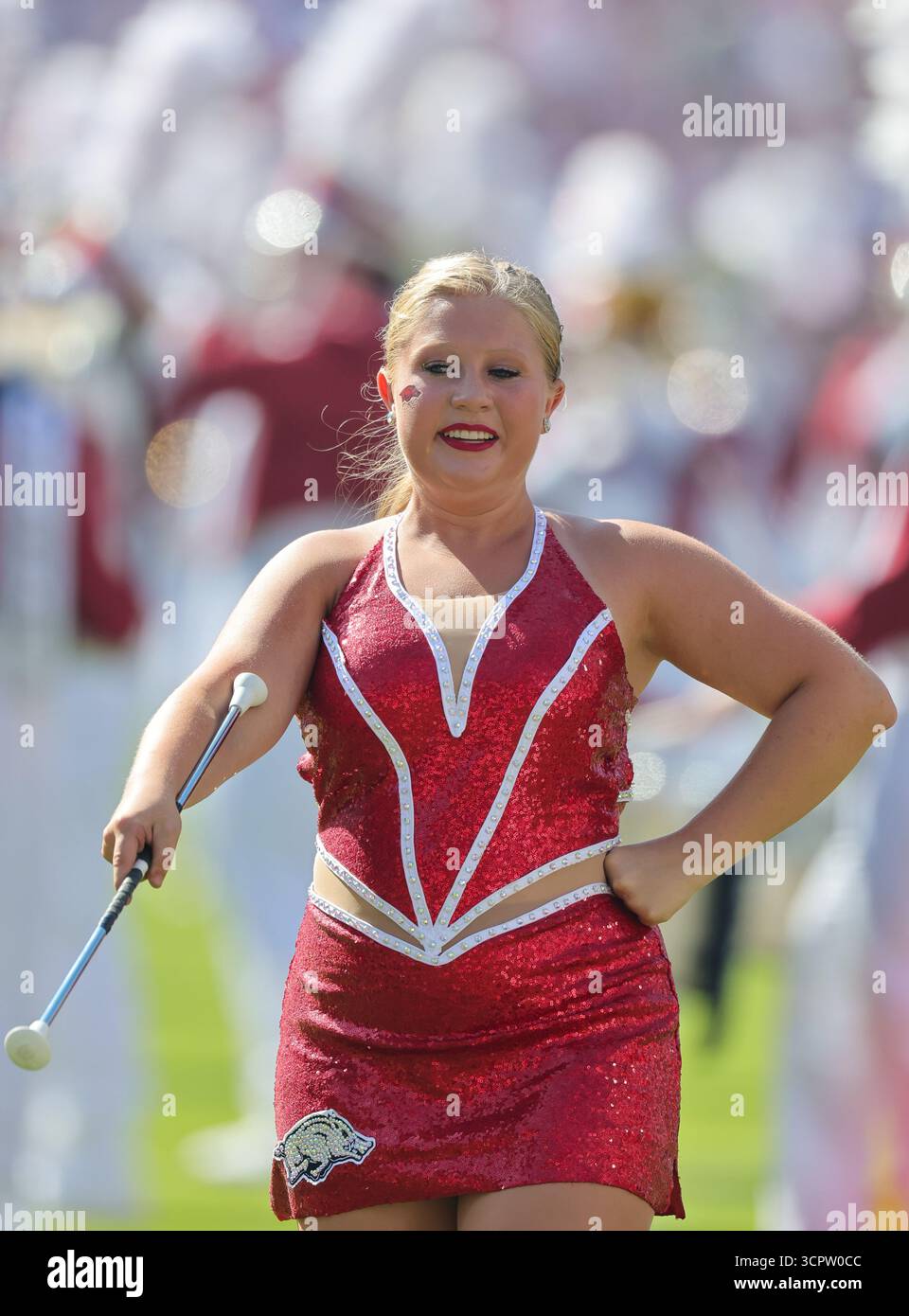 27. September 2025: Eine Majorette für die Marschkapelle Arkansas kommt auf das Feld. Norte Dame besiegte Arkansas 56-13 in Fayetteville, AR. Richey Miller/CSM Stockfoto