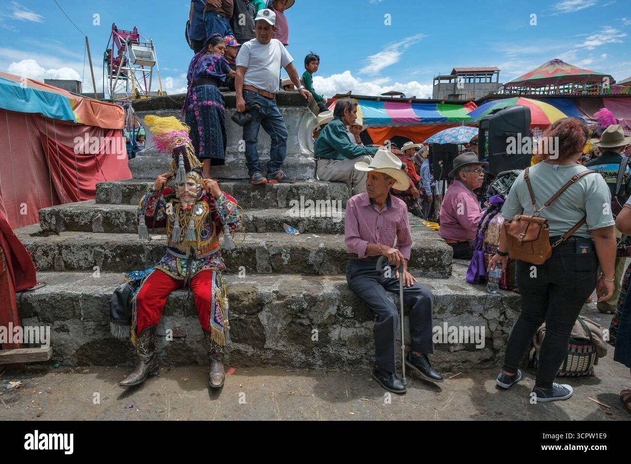 Santiago Atitlan, Guatemala - 25. Juli 2025: Eine Tänzerin macht eine Pause während des Eroberungstanzes beim Patron saint Festival zu Ehren des Heiligen Jakobswegs. Stockfoto